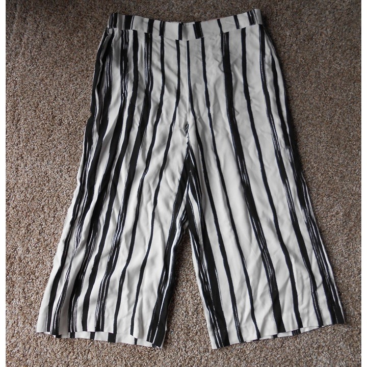 NEW CHICOs Chico dress pants ultimate fit 1.5 Striped Crop trouser Elastic Waist