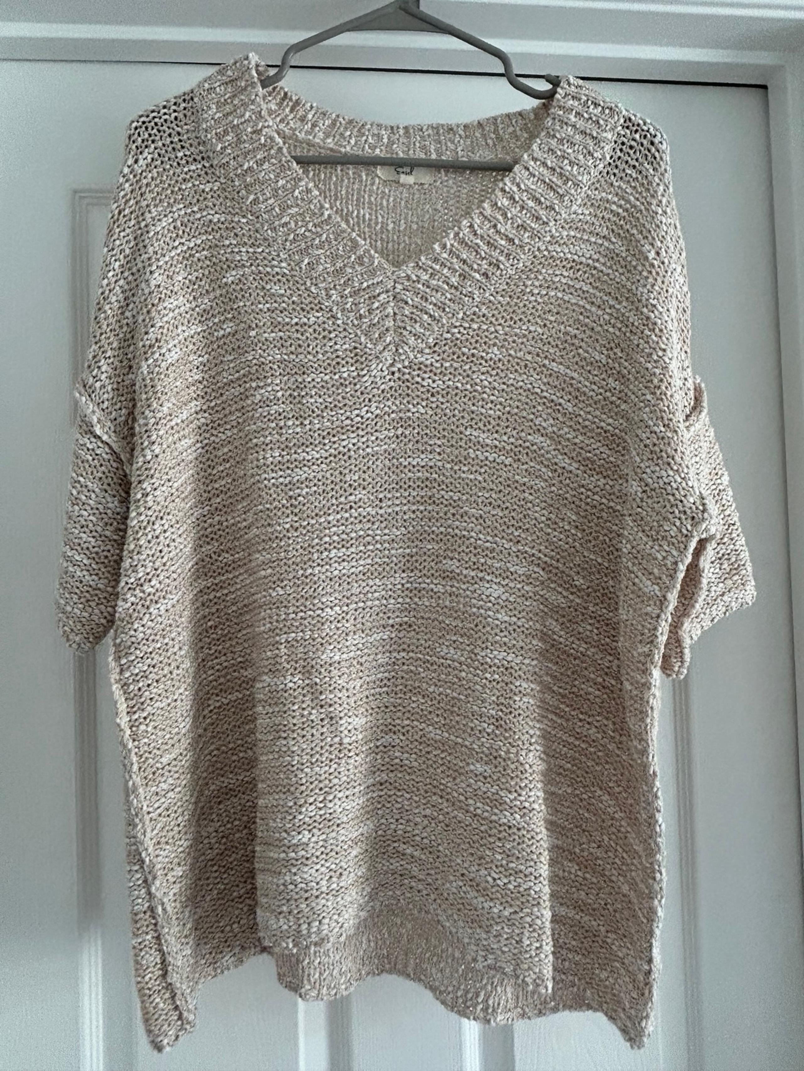 Beautiful Women’s Easel Knit Half Sleeve Oversized V-Neck Sweater Size Medium