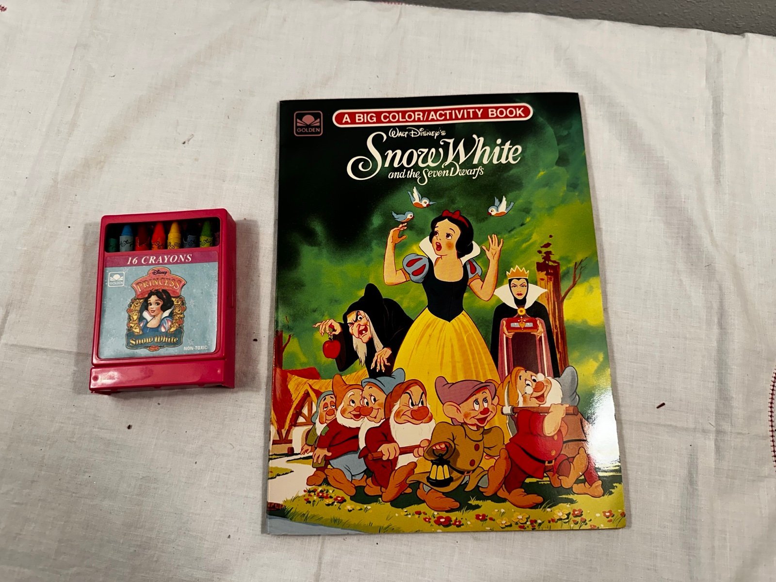 Vintage Snow White A Big Coloring/Activity Book Golden Disney 1991 & Crayons NOS