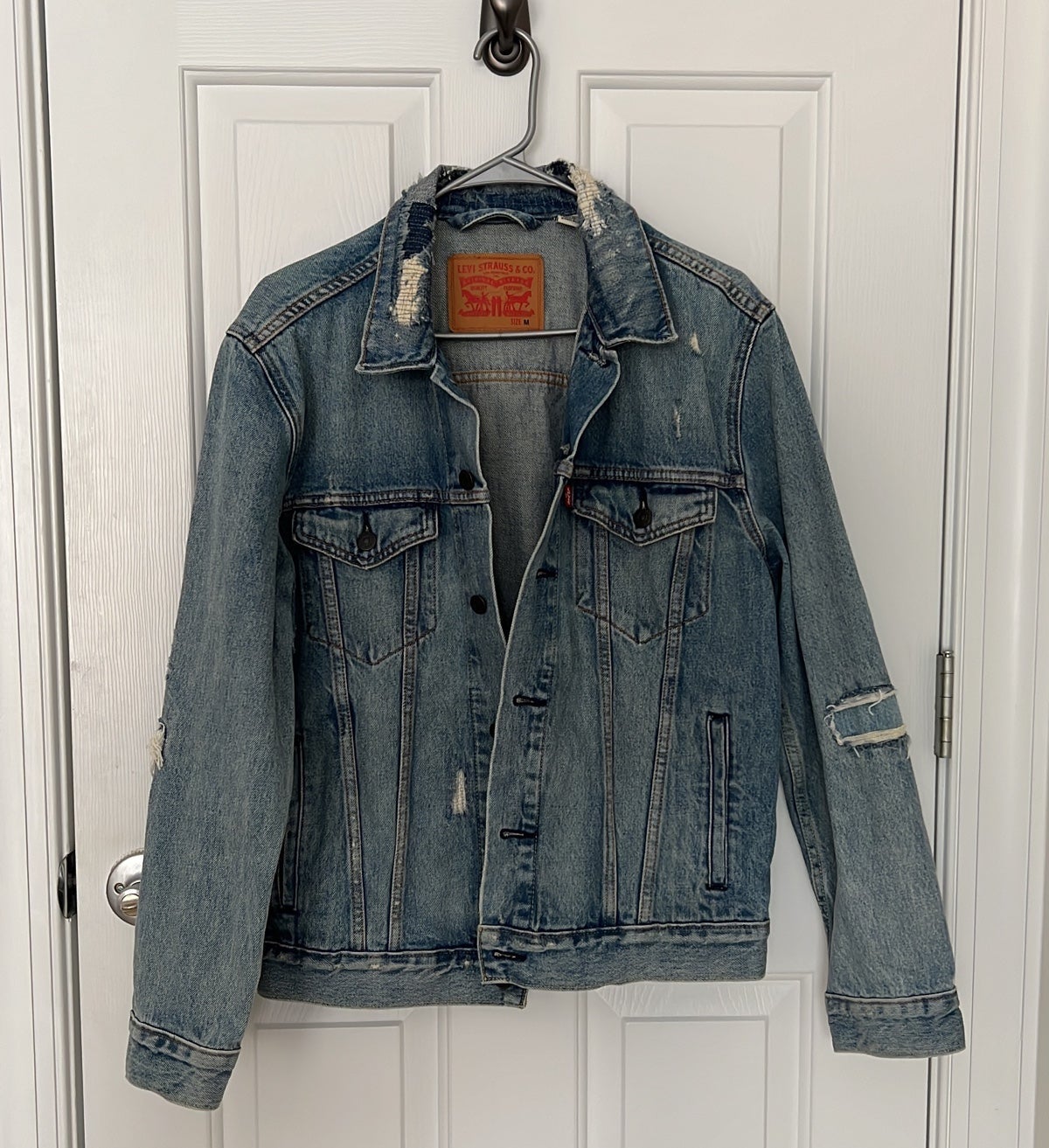 LIKE NEW Levi’s Jean Jacket - Men’s Size M