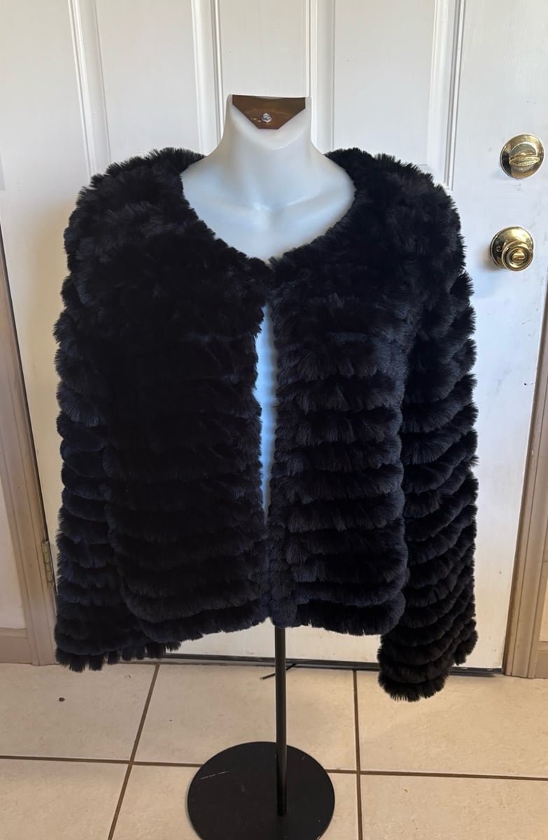 Large BCBGMAXAZRIA Black long sleeve Faux-Fur Cropped silhouette Jacket. In EUC