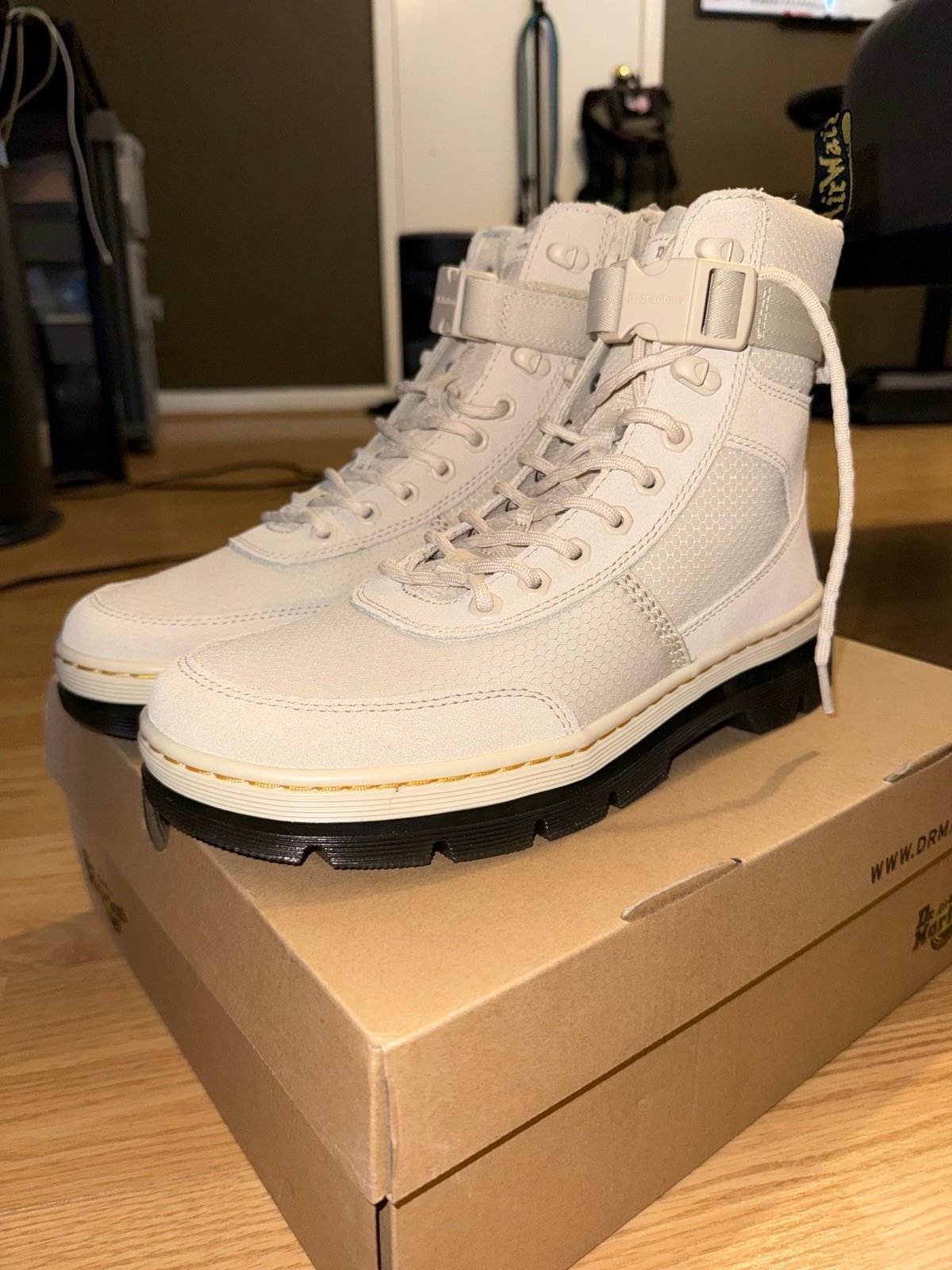 Dr. Martens Combs Tech Parchment Beige