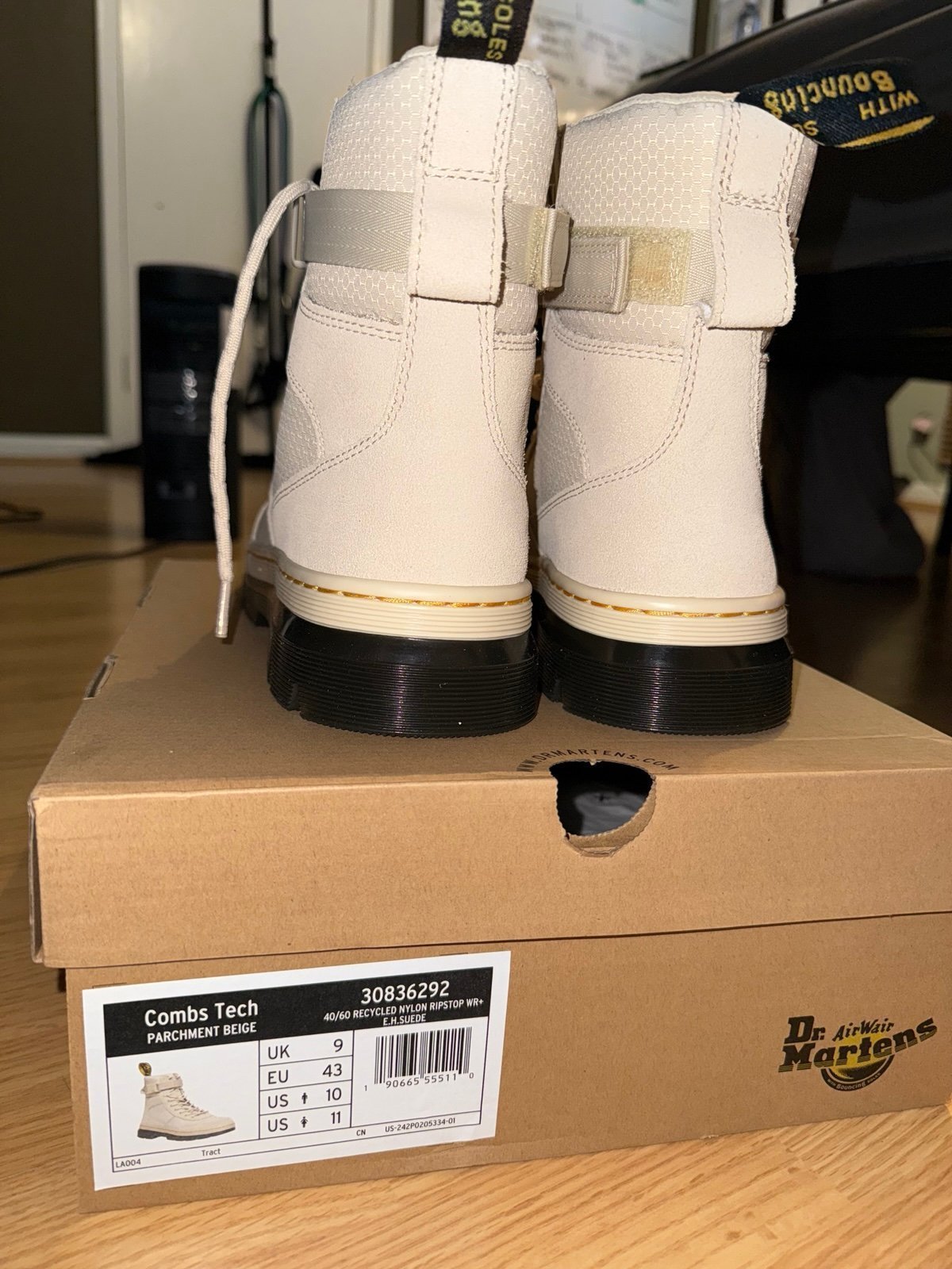 Dr. Martens Combs Tech Parchment Beige