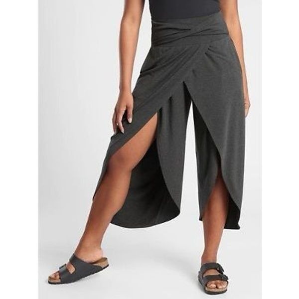 Athleta release pant Black Cropped Twist Elastic Waistband Release Lounge Pants