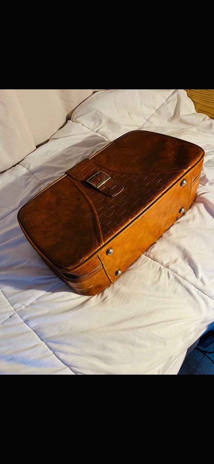 VINTAGE LEATHER SUITCASE C&C 22inches length by 6inches width by 14inches height
