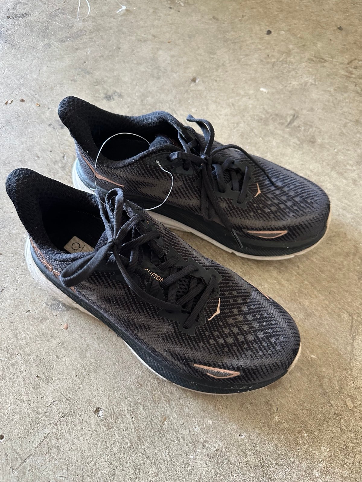 Hoka Clifton 9 in Black/Rose Gold