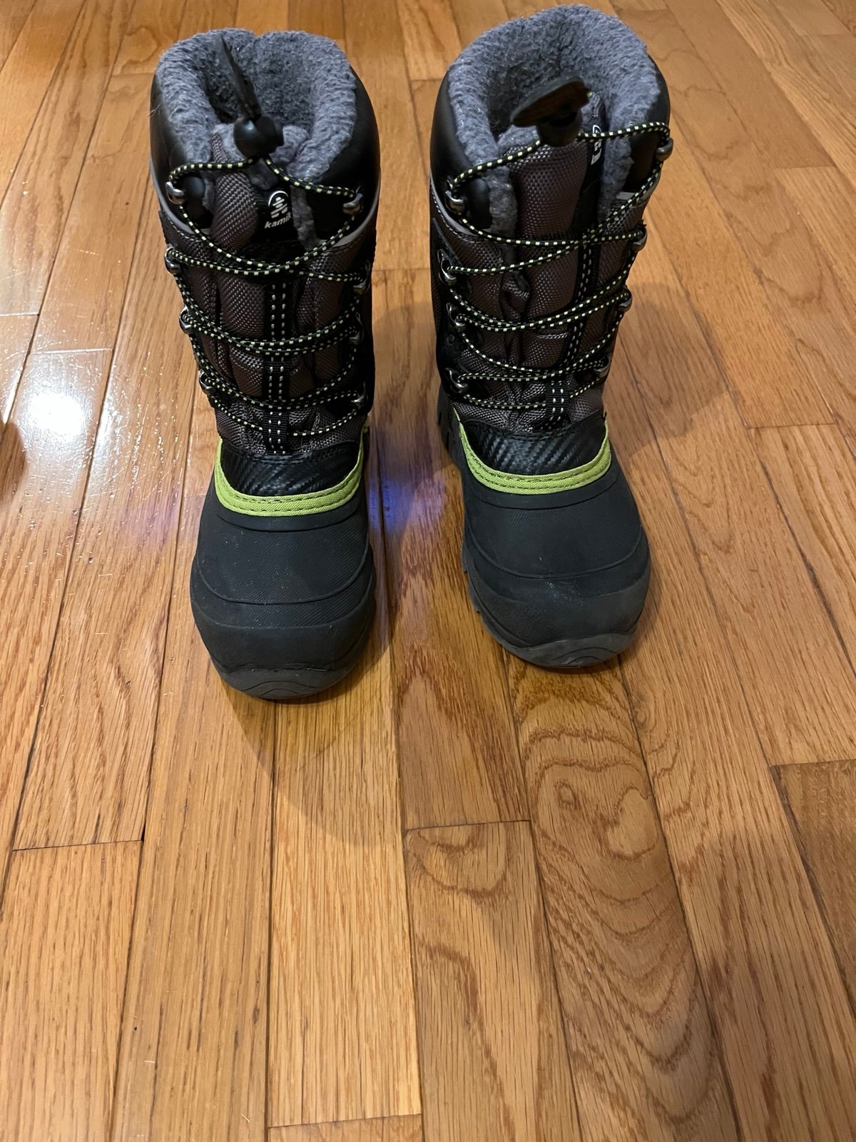 Boys size 1 Kamik snow boots