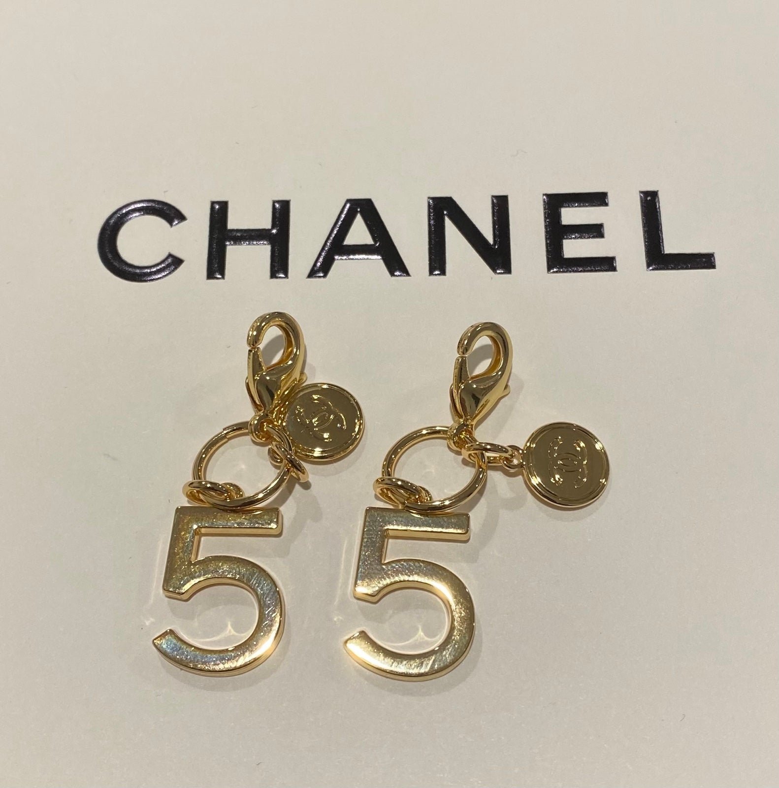郵送買取 新品5台以上送料無料キャンペーン中！！  Chanel Gold No.5 Charms ×2 - Charm アクセサリー