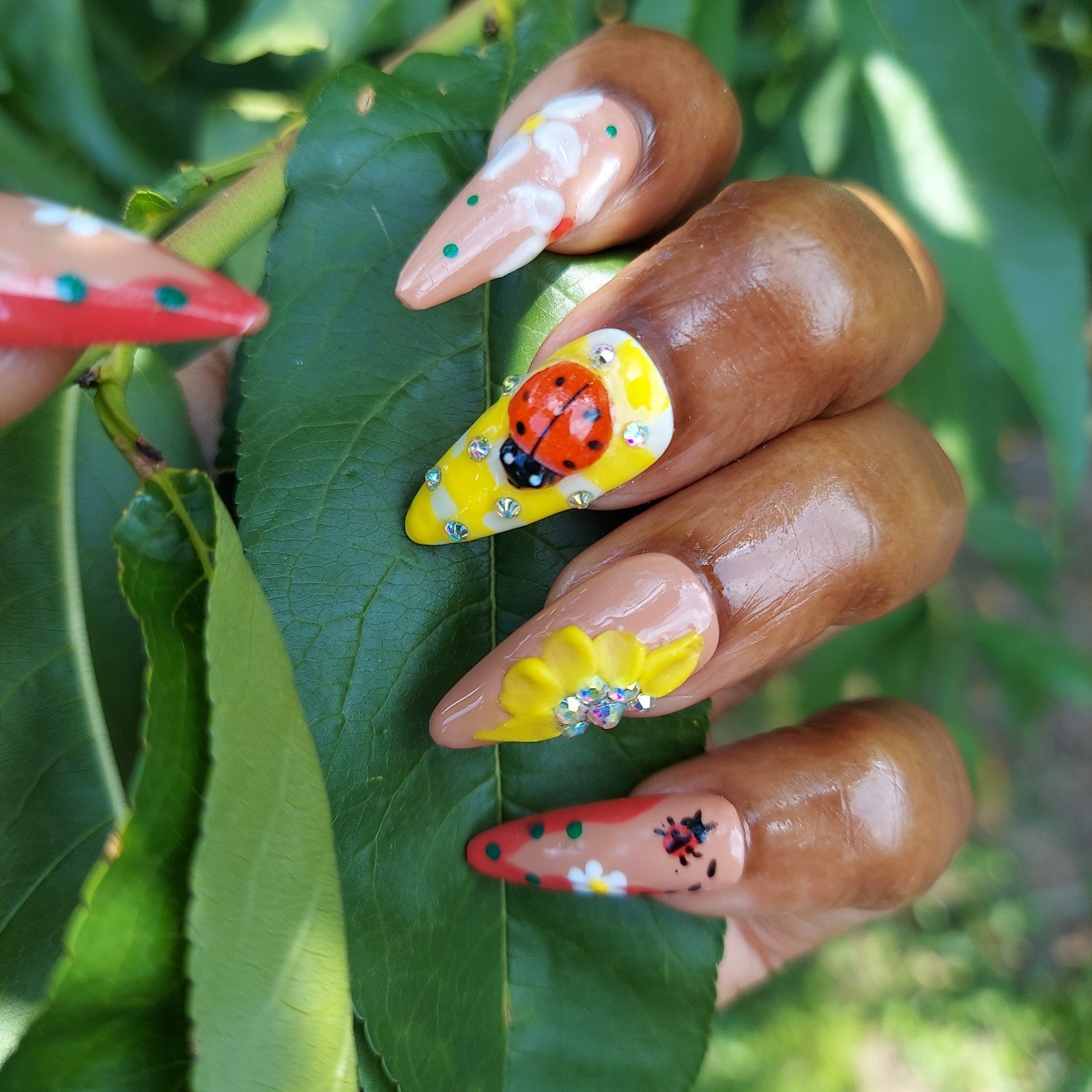 Press on nails- Ladybug