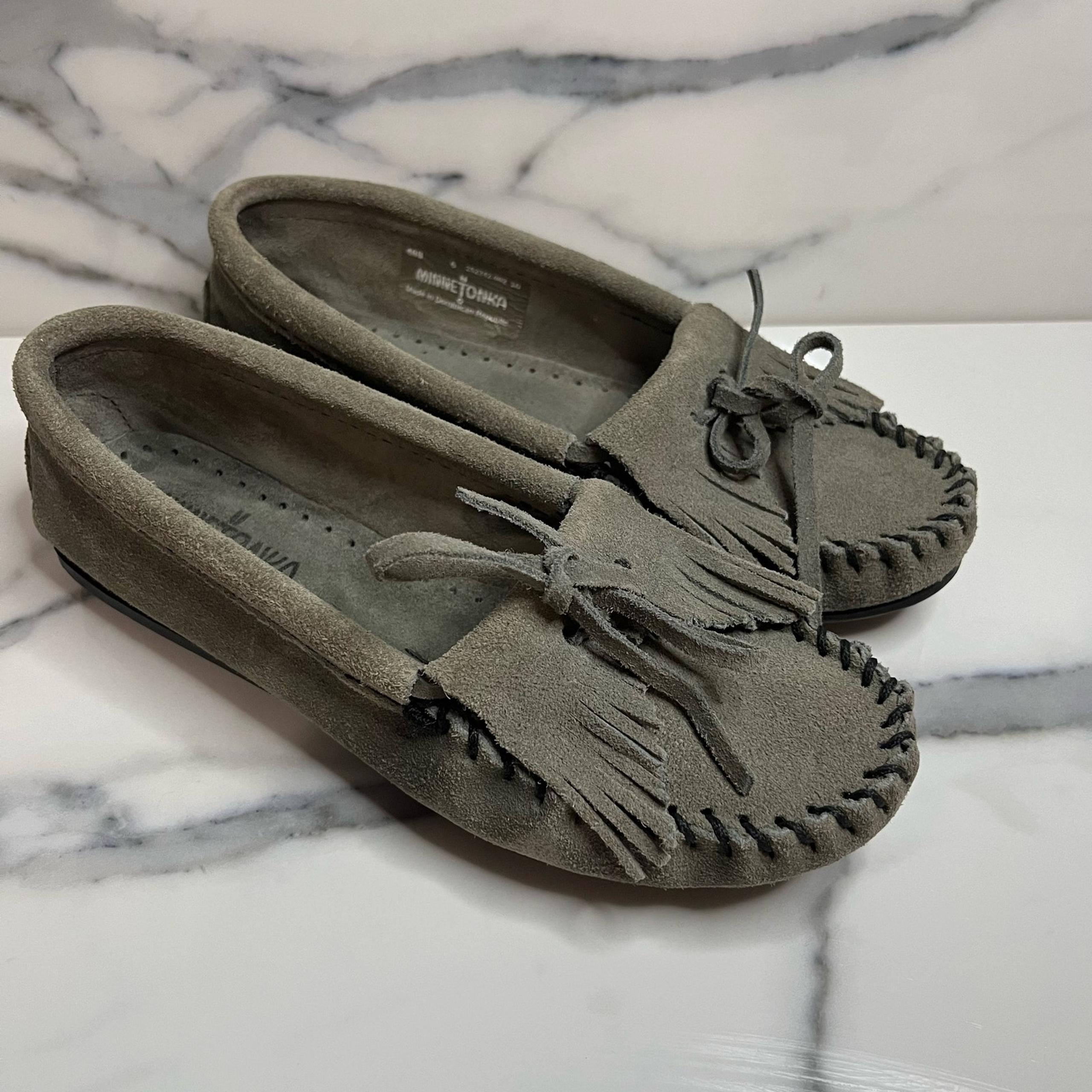 Minnetonka | Women's Gray Suede Fringe Festival Moccasins Loafer Sz  6