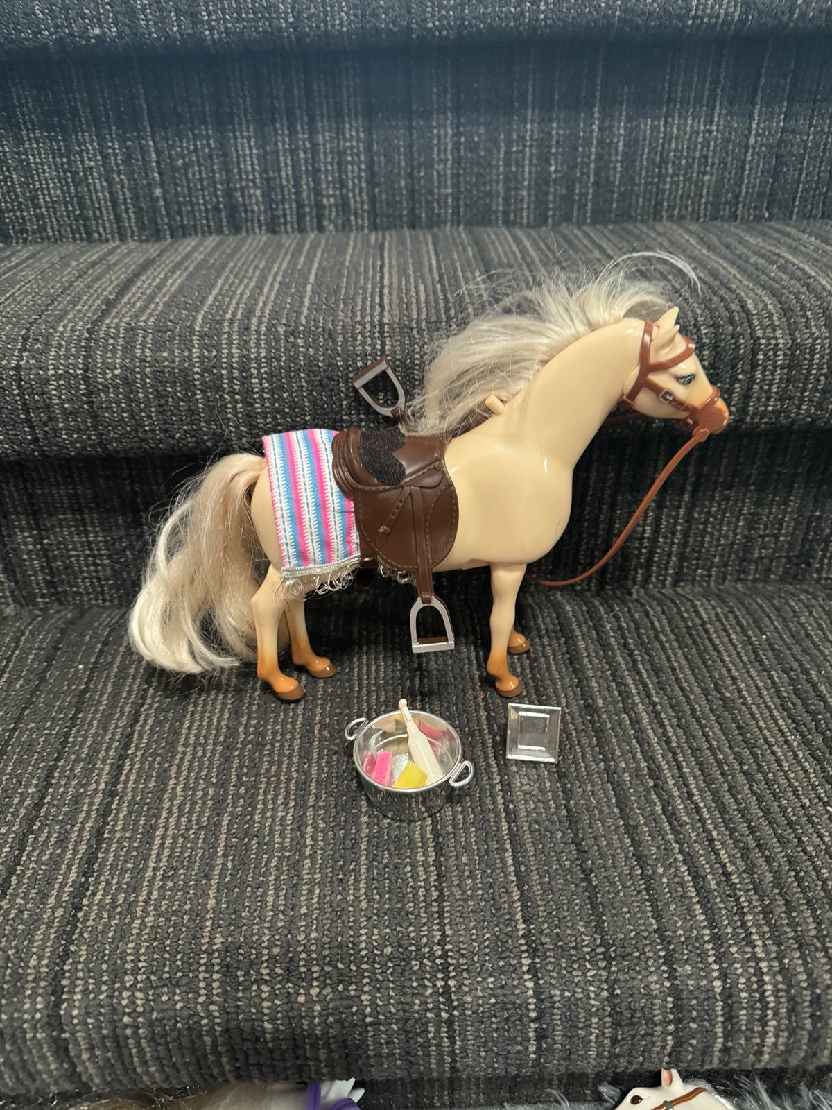 Mattel 1997 Barbie Walking Pony 18497 Sweety Pony Blows Kisses