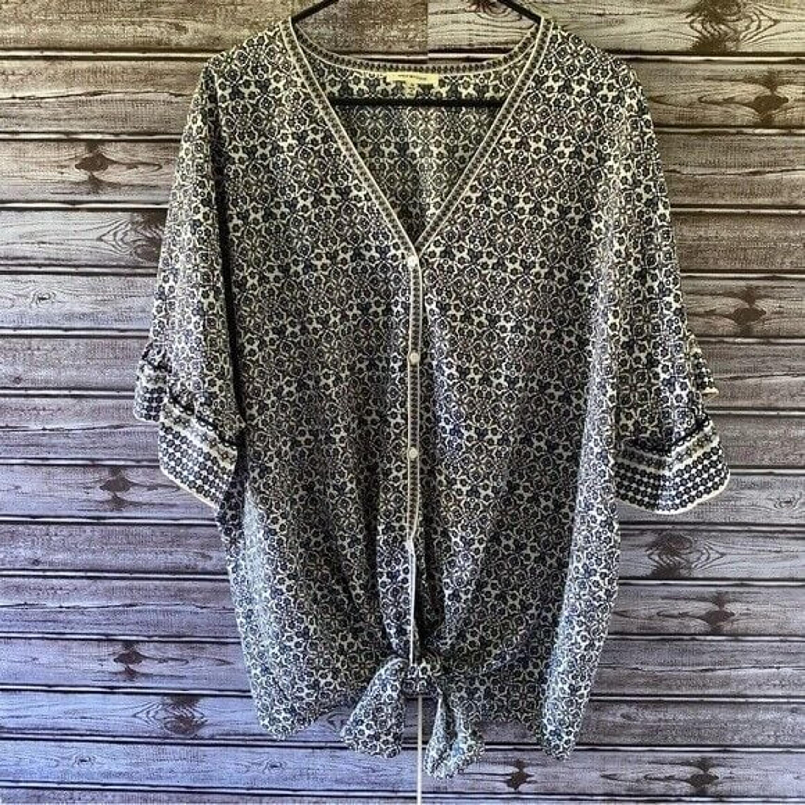 Max Studio Women's Short-Sleeved Button-Down Blouse Size 1X V-Neck Tie Front
