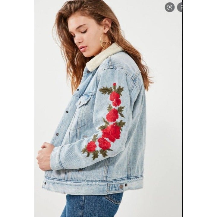 Women's Blue Ex-boyfriend Floral-embroidered Denim Sherpa Trucker Jacket Sz S