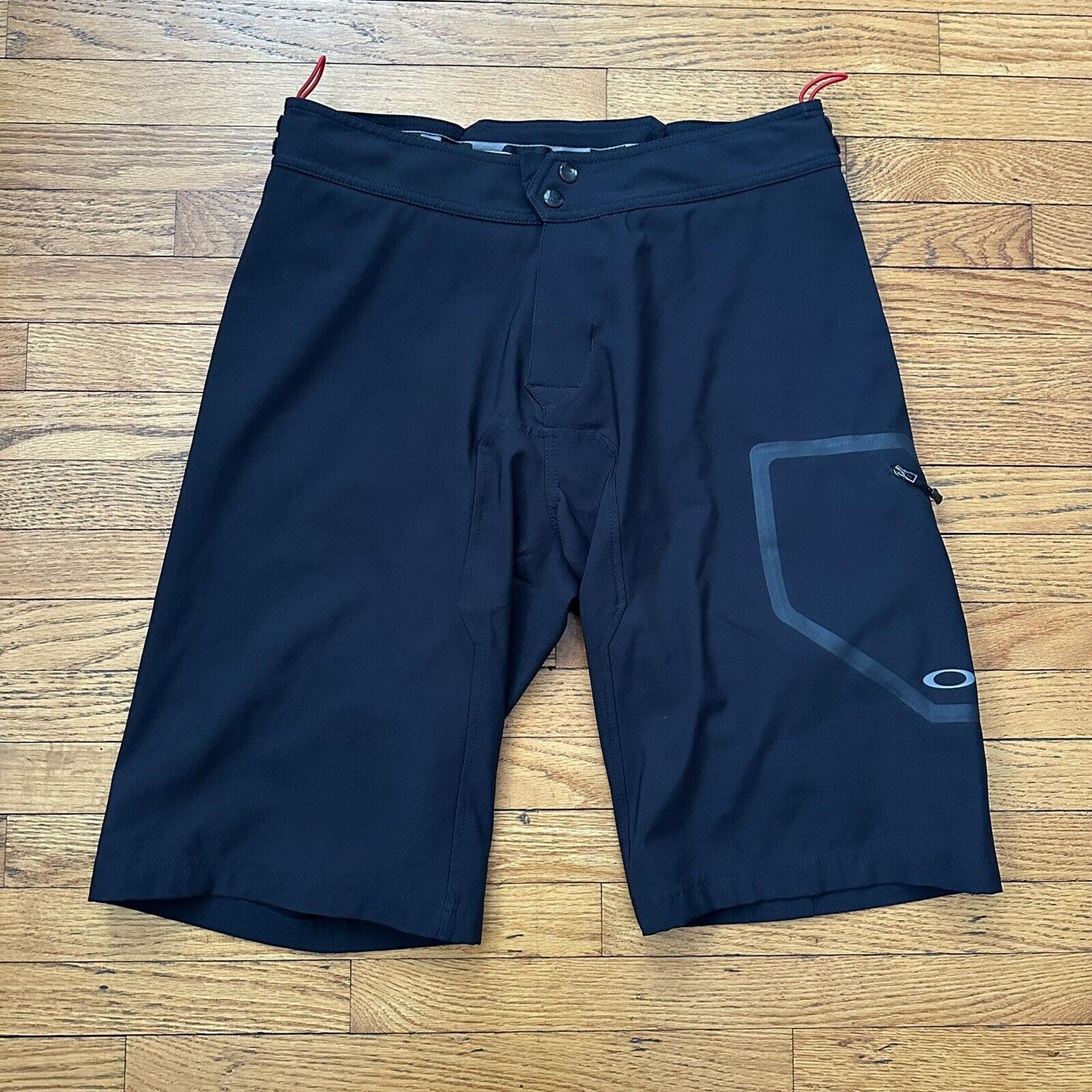Vintage Y2K Oakley Black Shorts Size 32 Men Sportswear