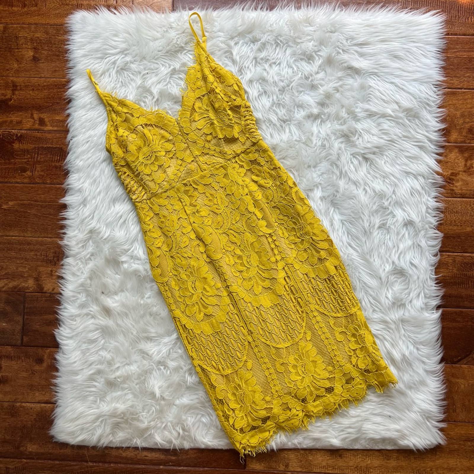 Akira hotsell yellow dress