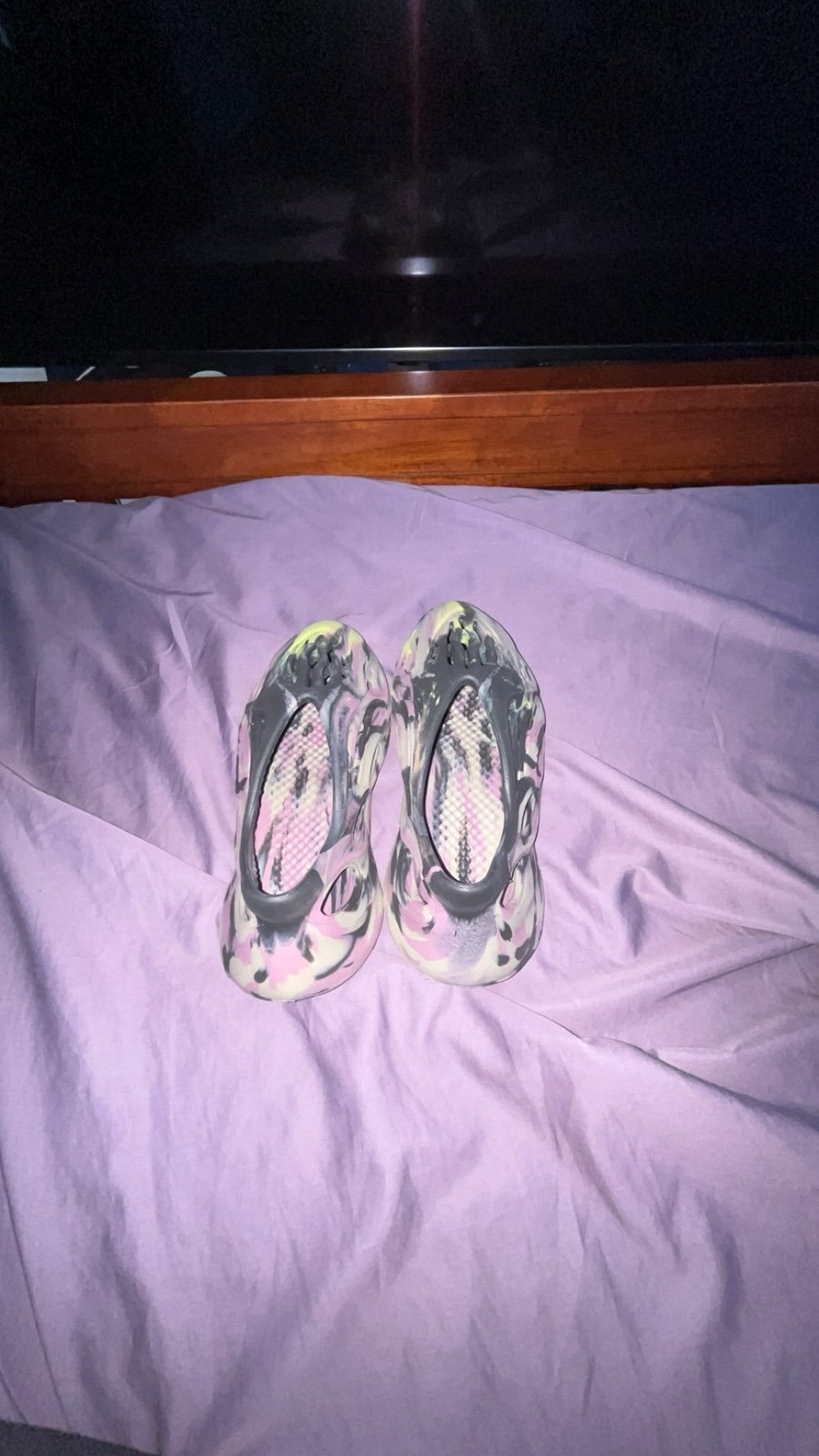 YEEZY FOAMRUNNER MX CARBON