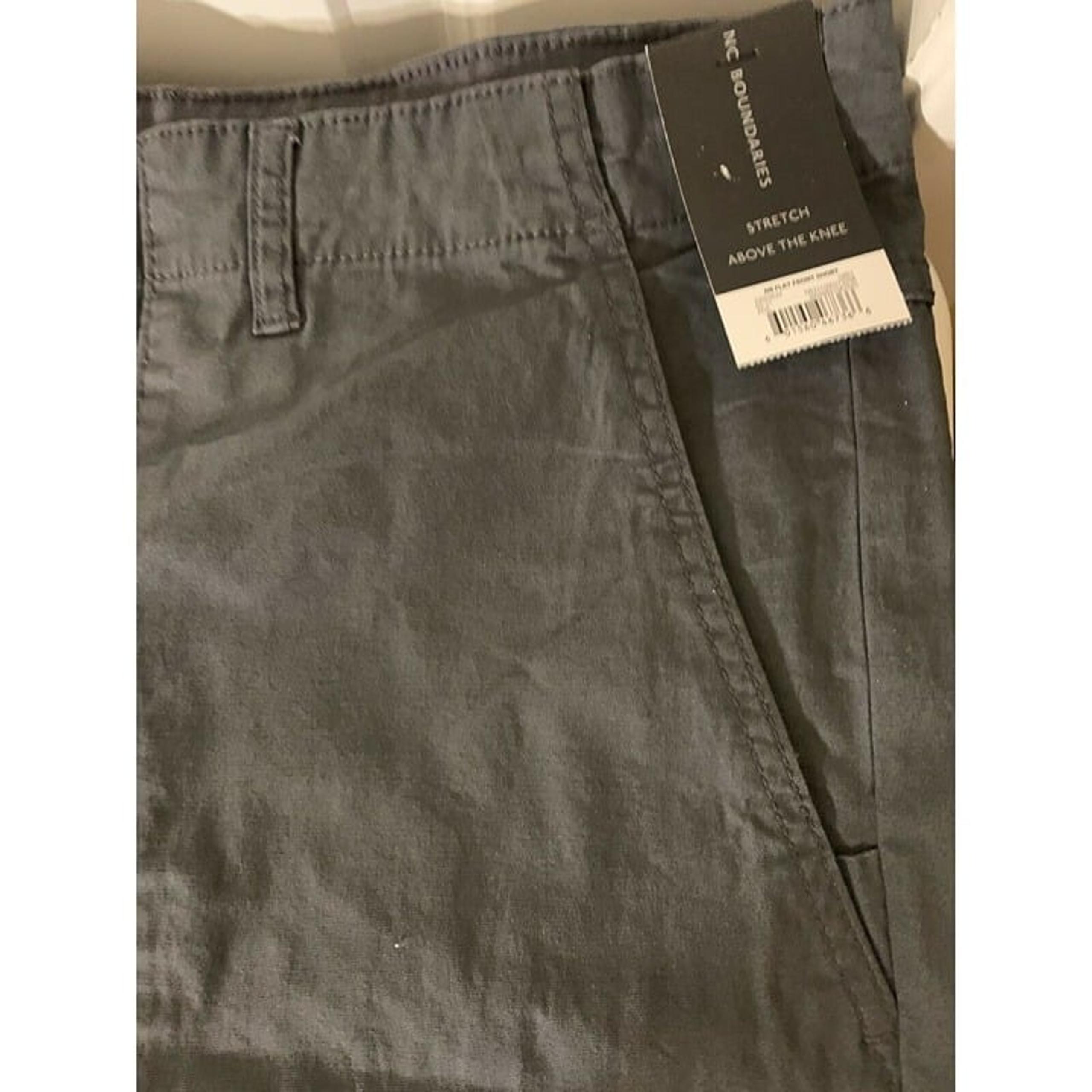 No Boundaries Men's Sz 44 Stretch Flat Front Shorts (Above the Knee) Fray Hem