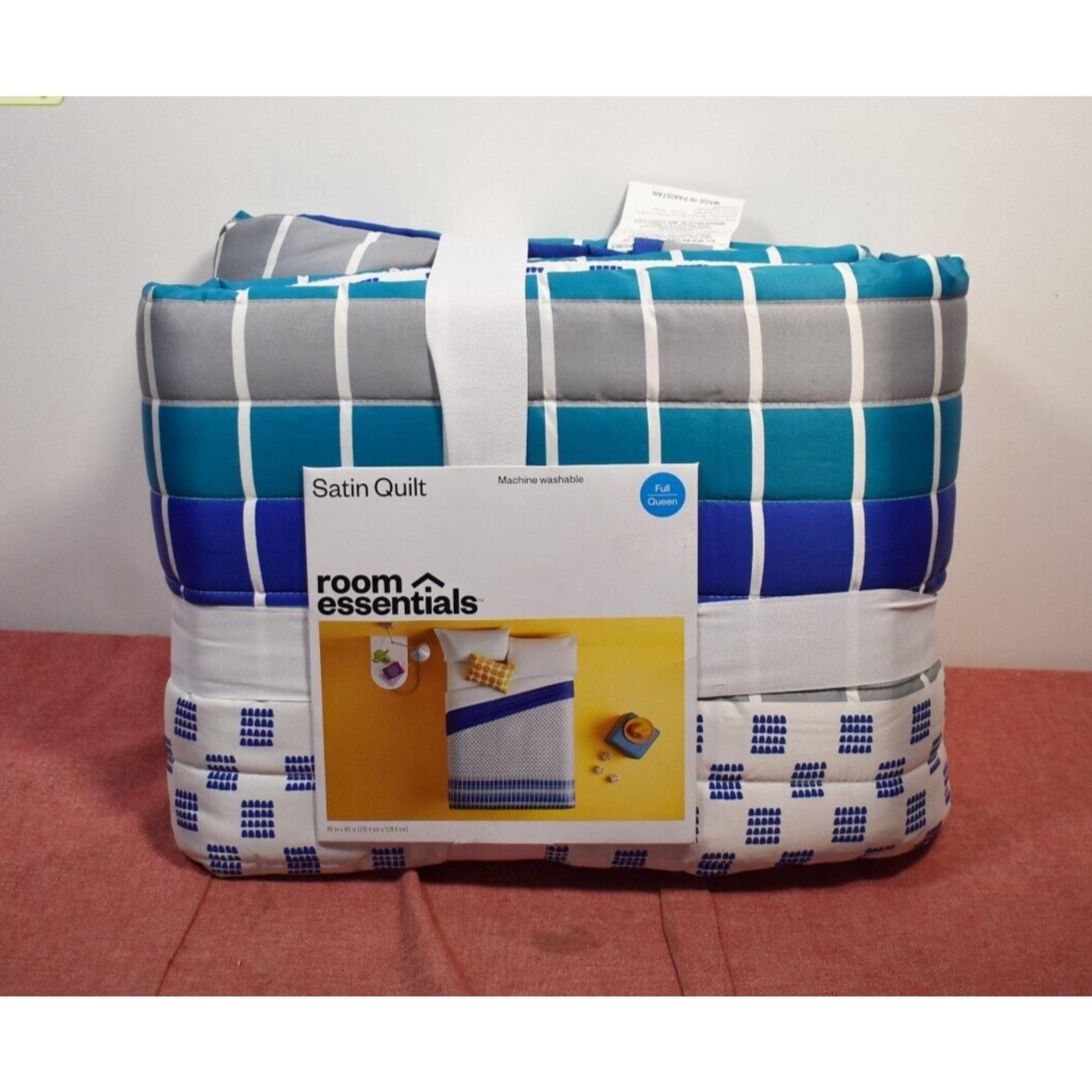 Room Essentials Satin Quilt Full/Queen Royal Blue*