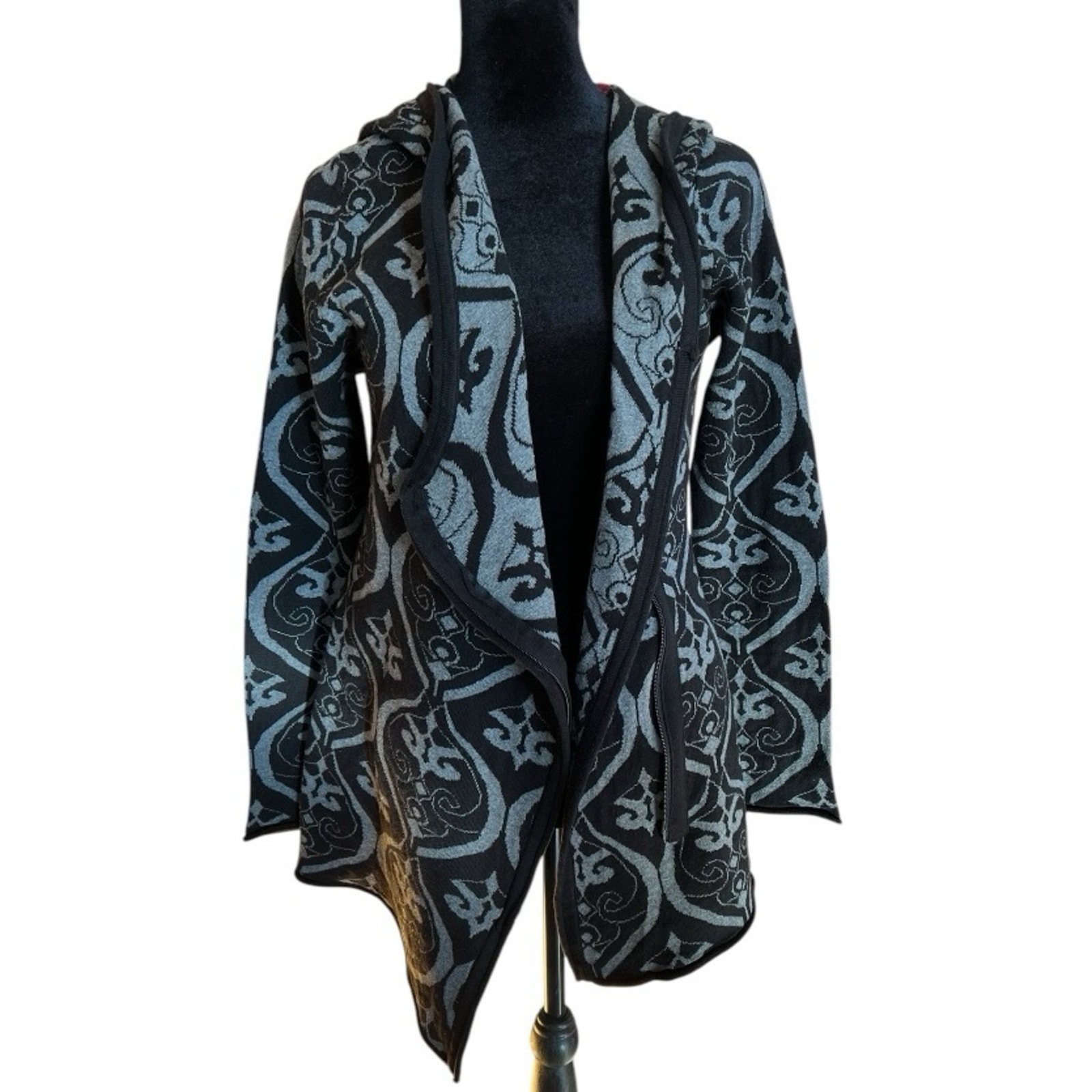 Avalanche front zip sweater jacket, black and gray with hood women's M