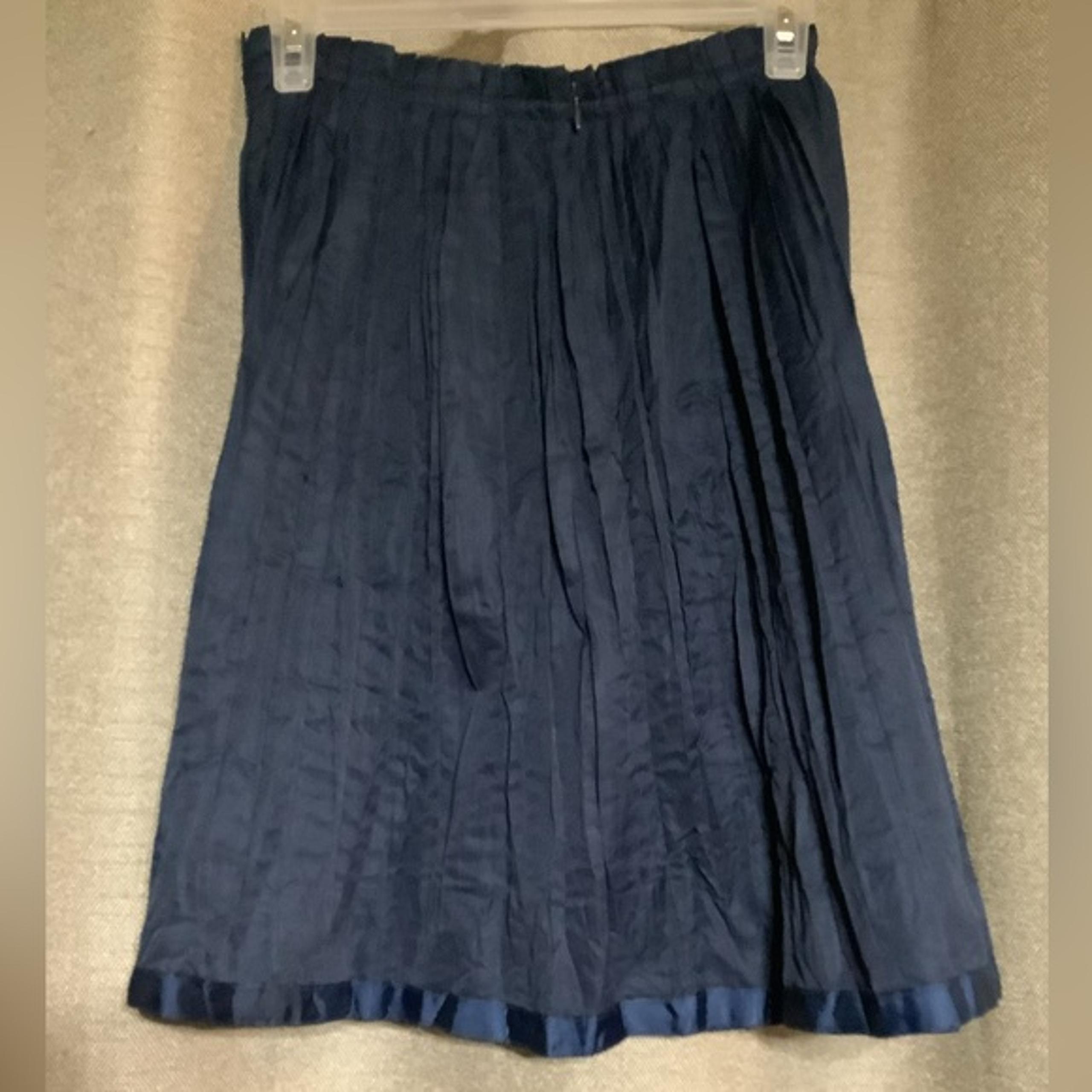 GAP Navy Blue Pleated Skirt ribbon detail hem SZ 2 07/2010