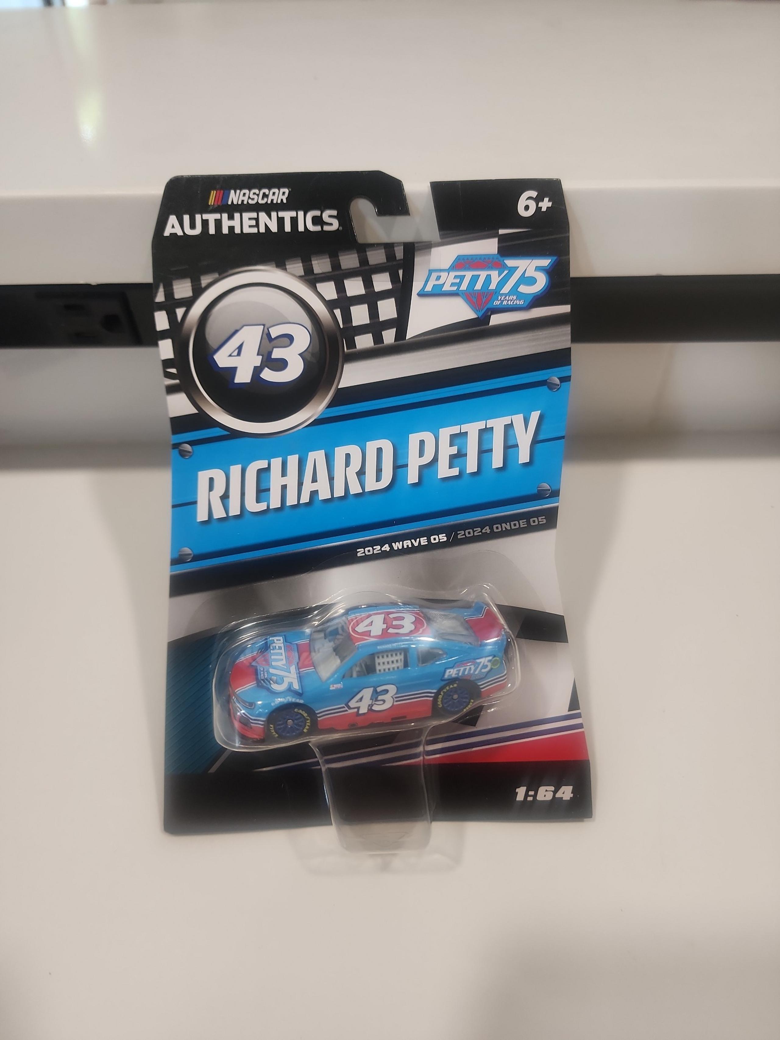Nascar Authentics Richard Petty Petty 75 Years of Racing  #43 NIP