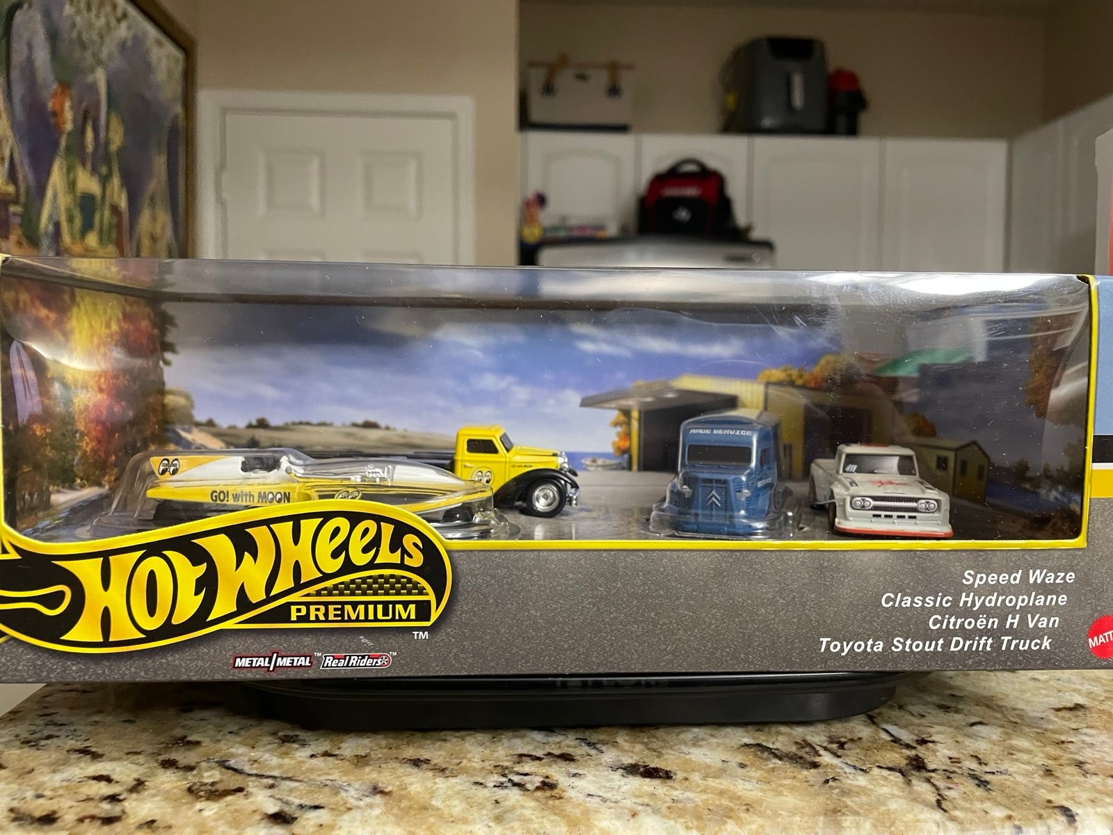 HOT WHEELS Premium Garage Set Vehicles Motorhead Madness Speed Waze,Toyota Truck