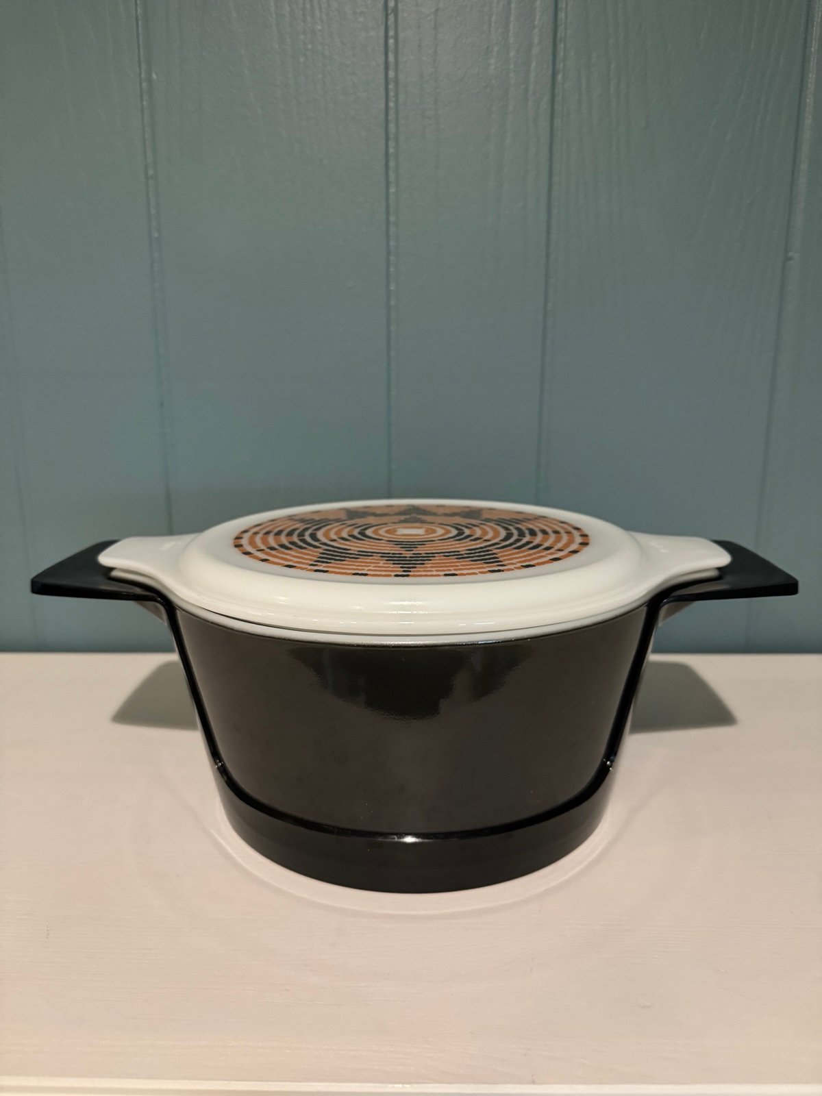 Pyrex Pueblo 475 with lid and cradle