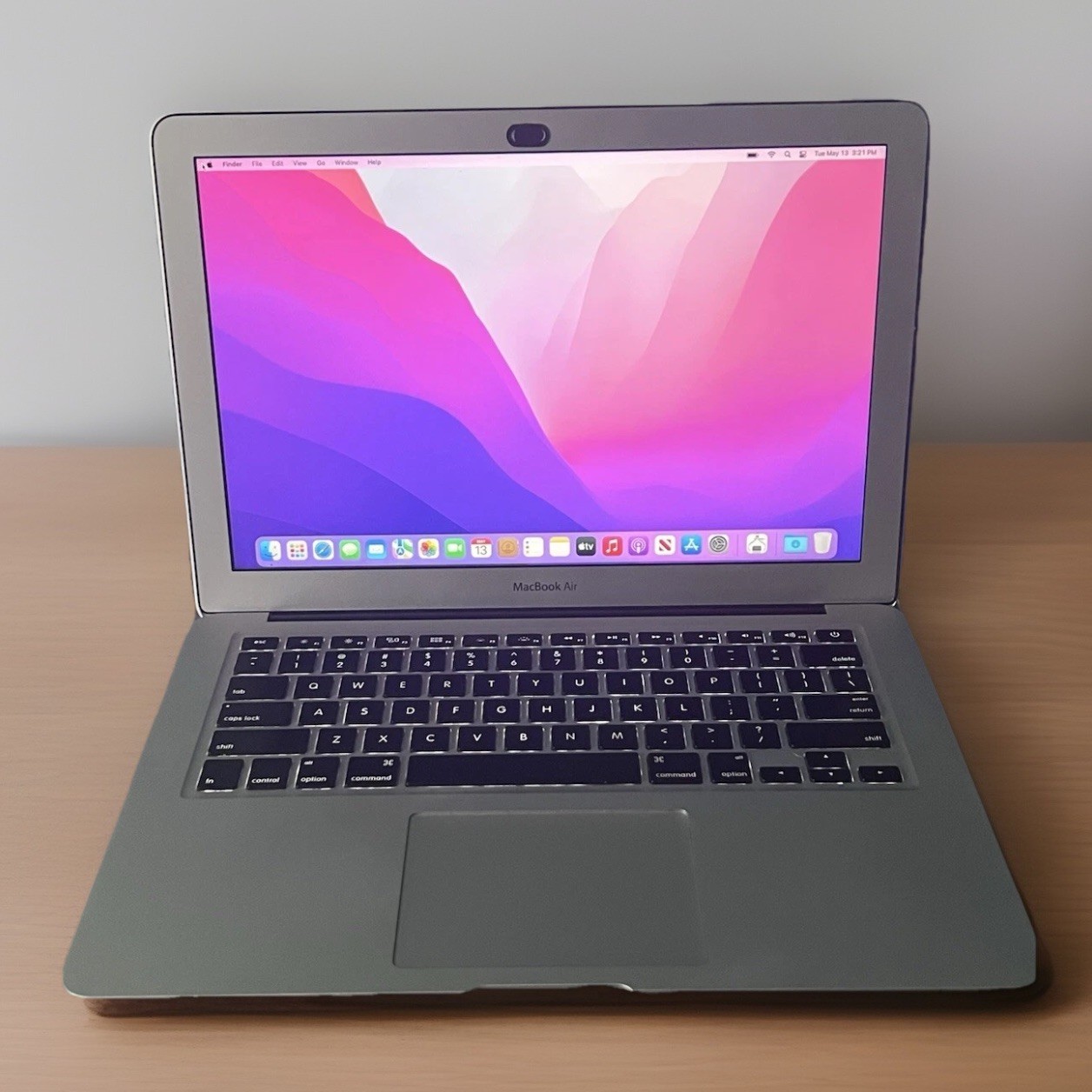 Apple MacBook Air 13” Early 2015 – macOS Monterey – i5 / 4GB / 256GB SSD |