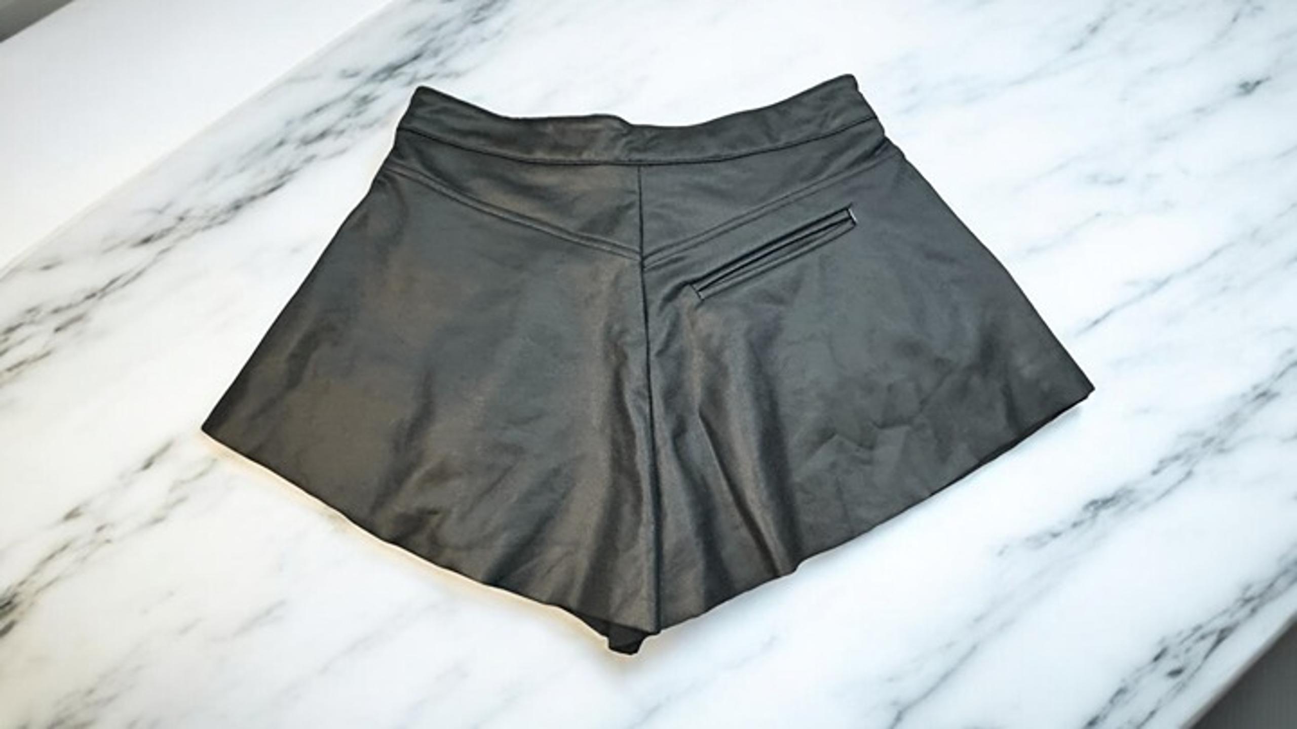 Forever 21 Women's Black Faux Leather Shorts Size Medium Pockets