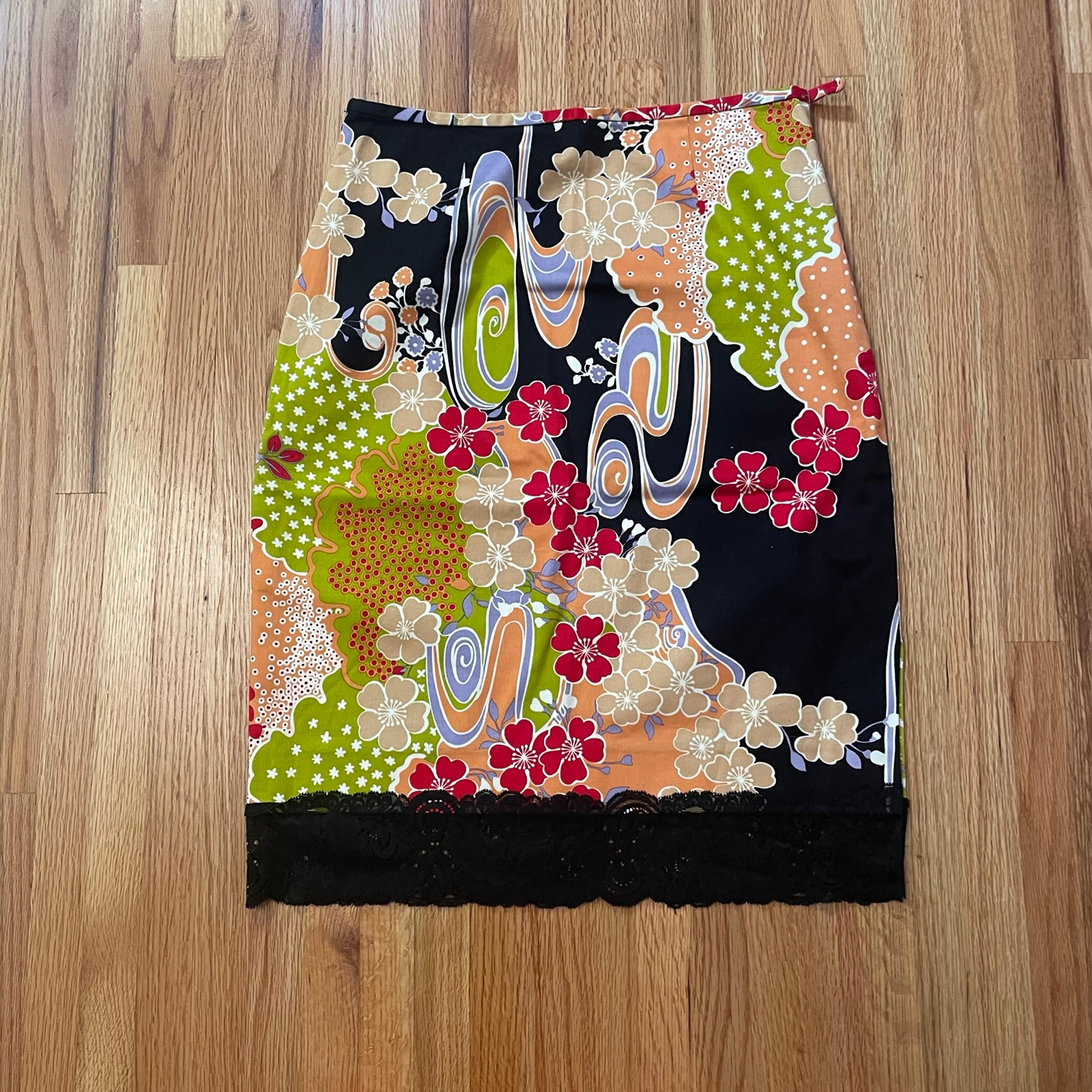 Etcetera Sakura Asian print mini skirt with lace trim.
Size: 0