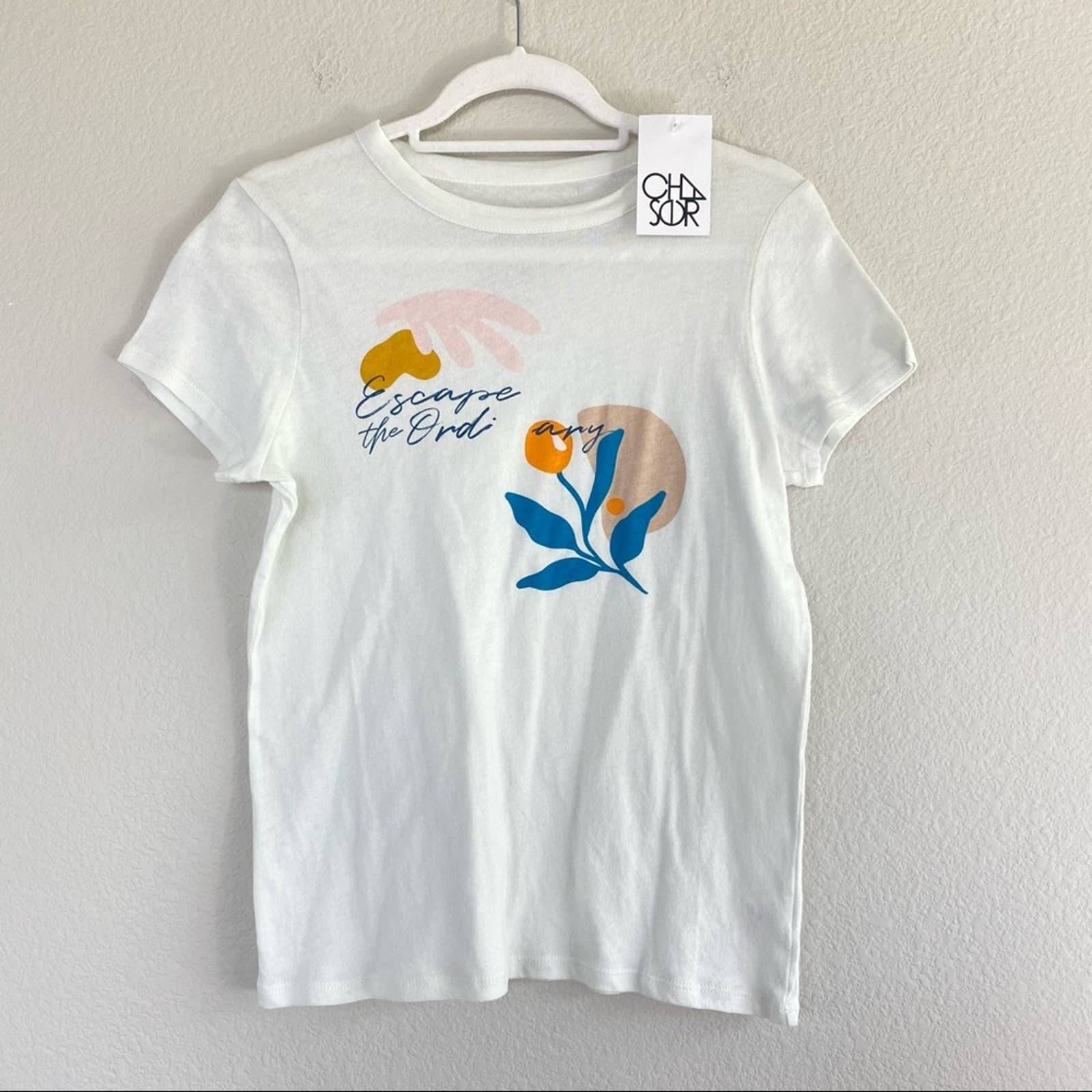 NWT Chaser Escape the Ordinary Graphic M