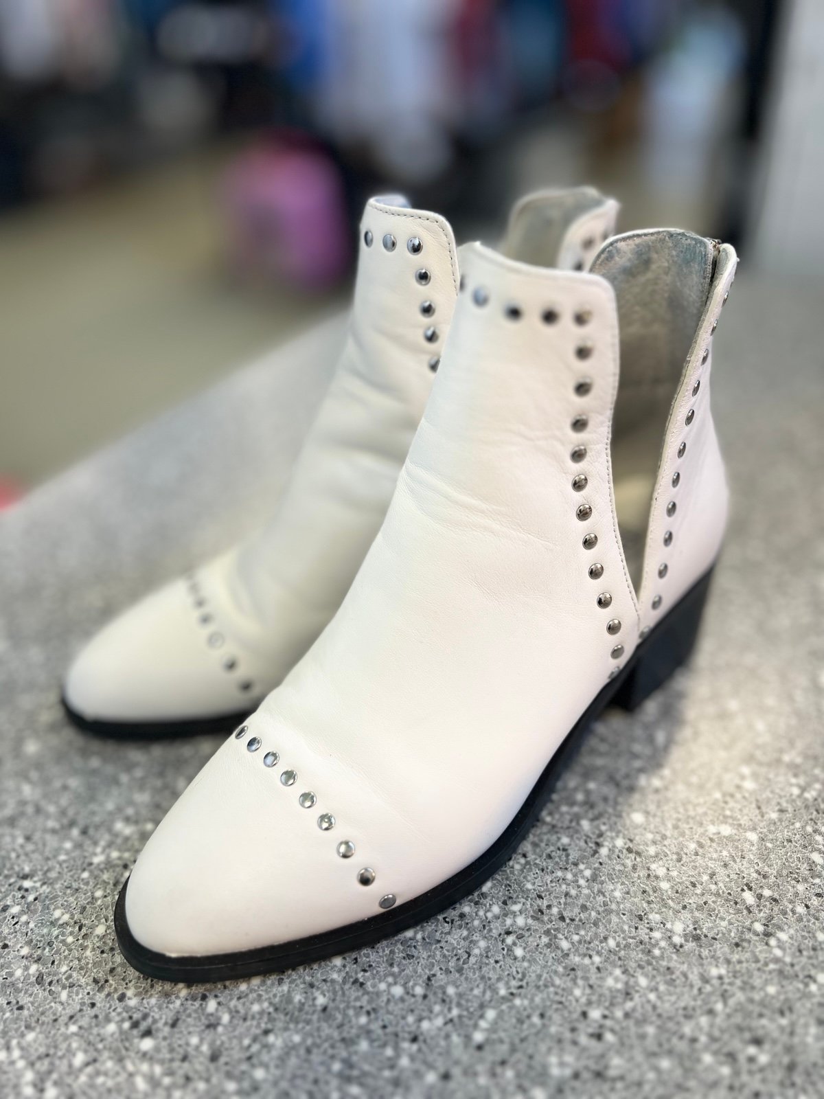 Steve Madden White leather boots size 6
