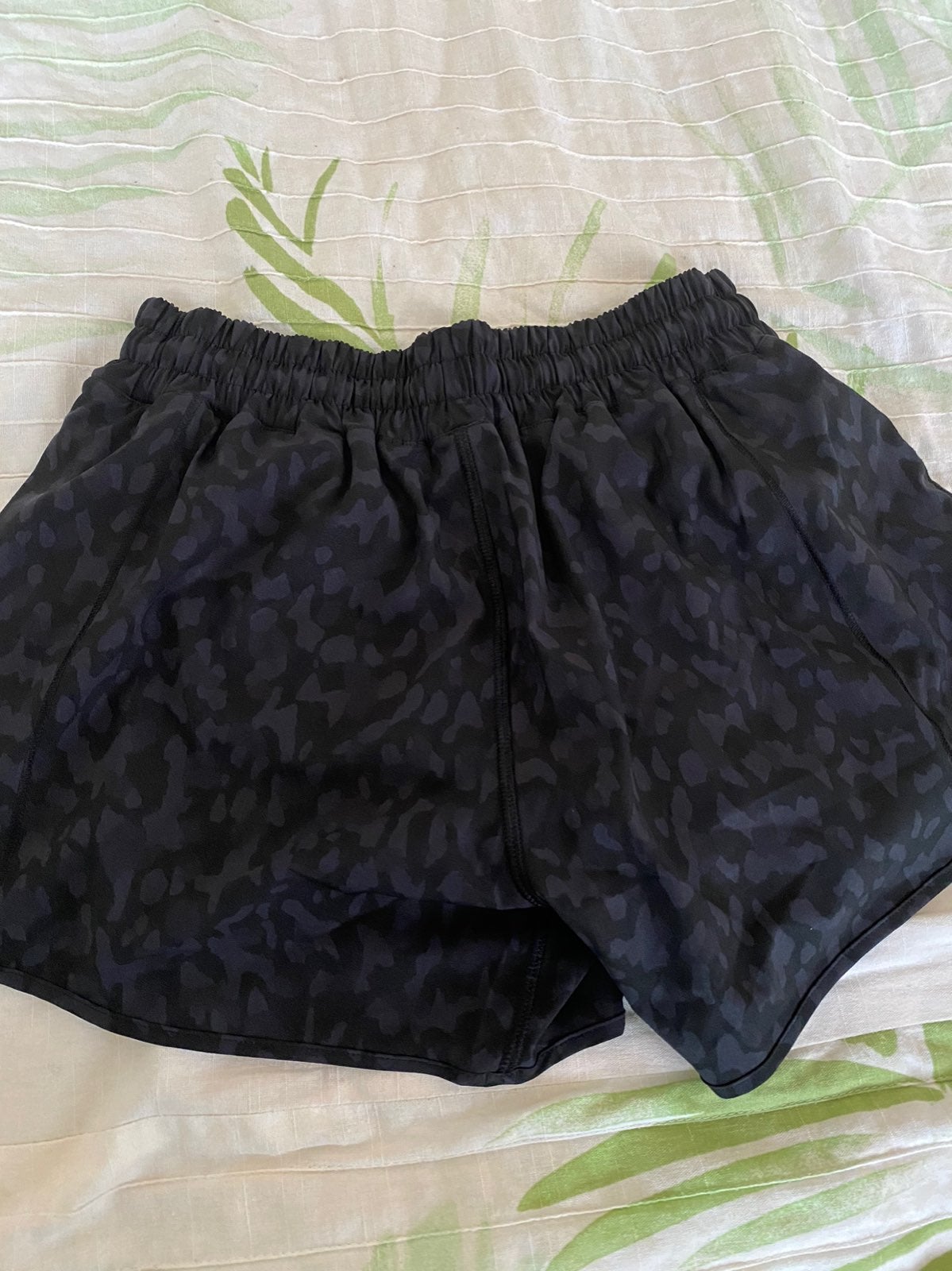 *SOLD*Lululemon hotty hot shorts 6 Tall