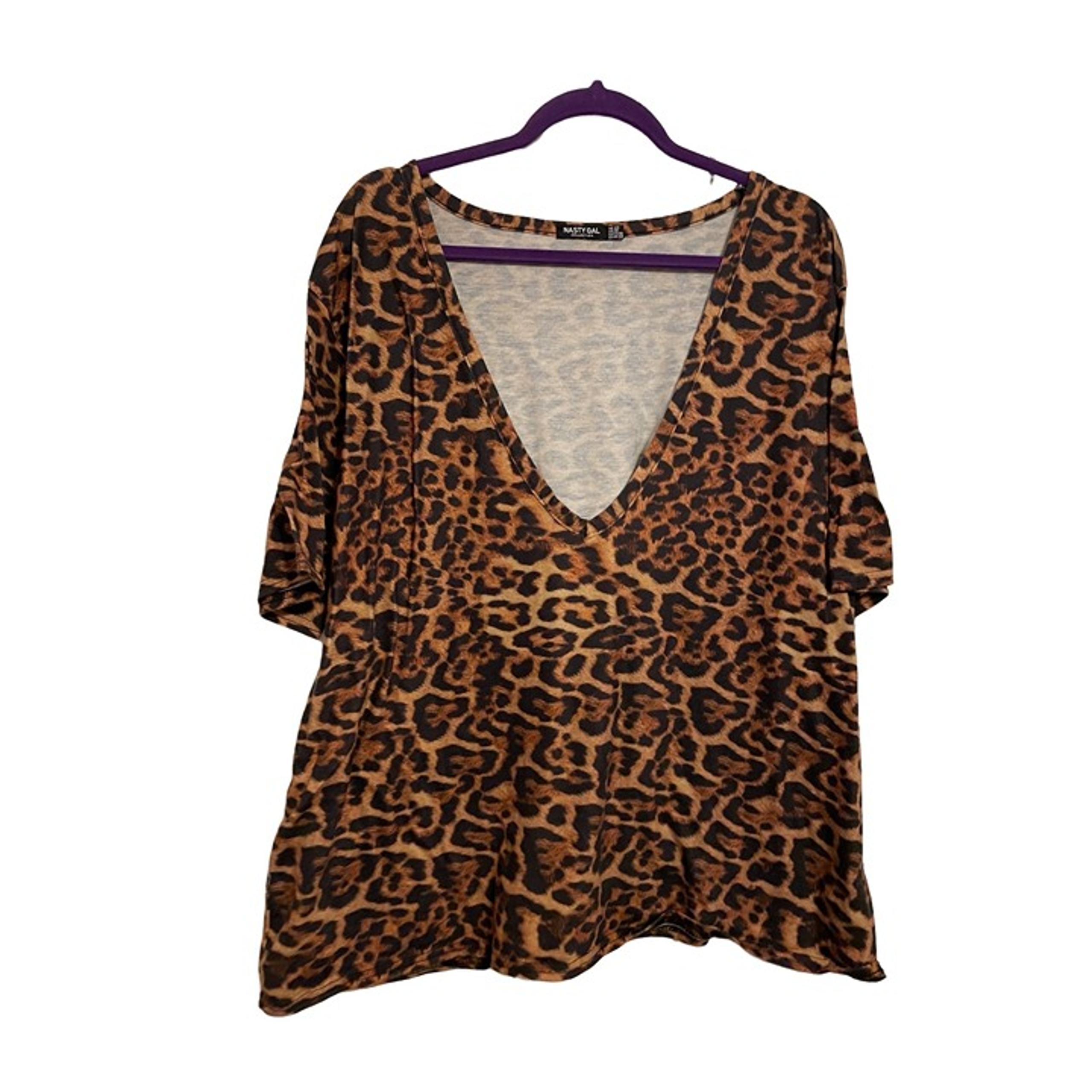 Nasty Gal leopard print deep V-neck short-sleeved shirt 22