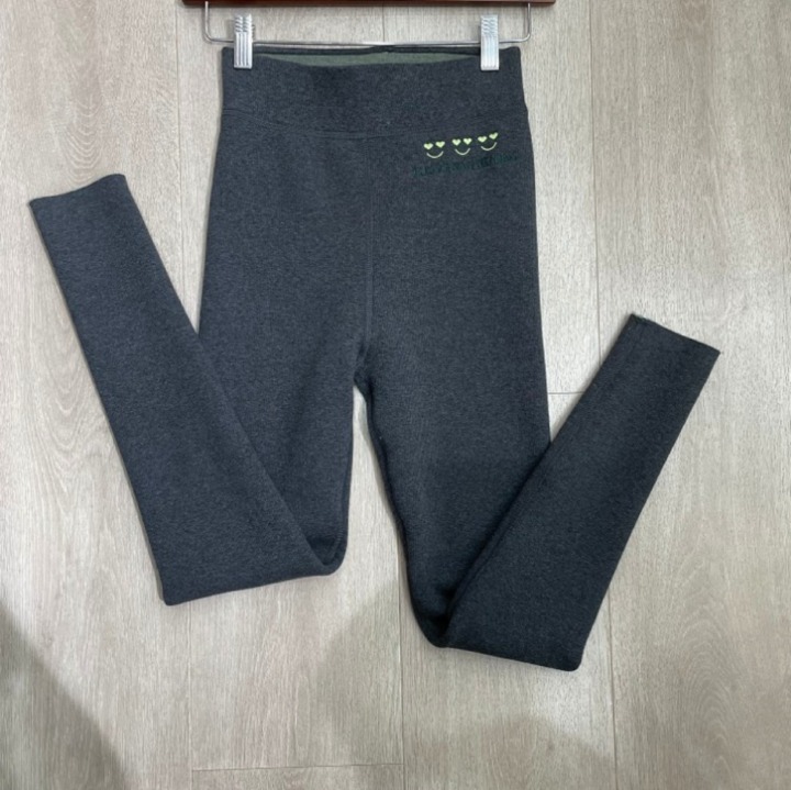 Tight-fitting tights and hip-lifting leggings