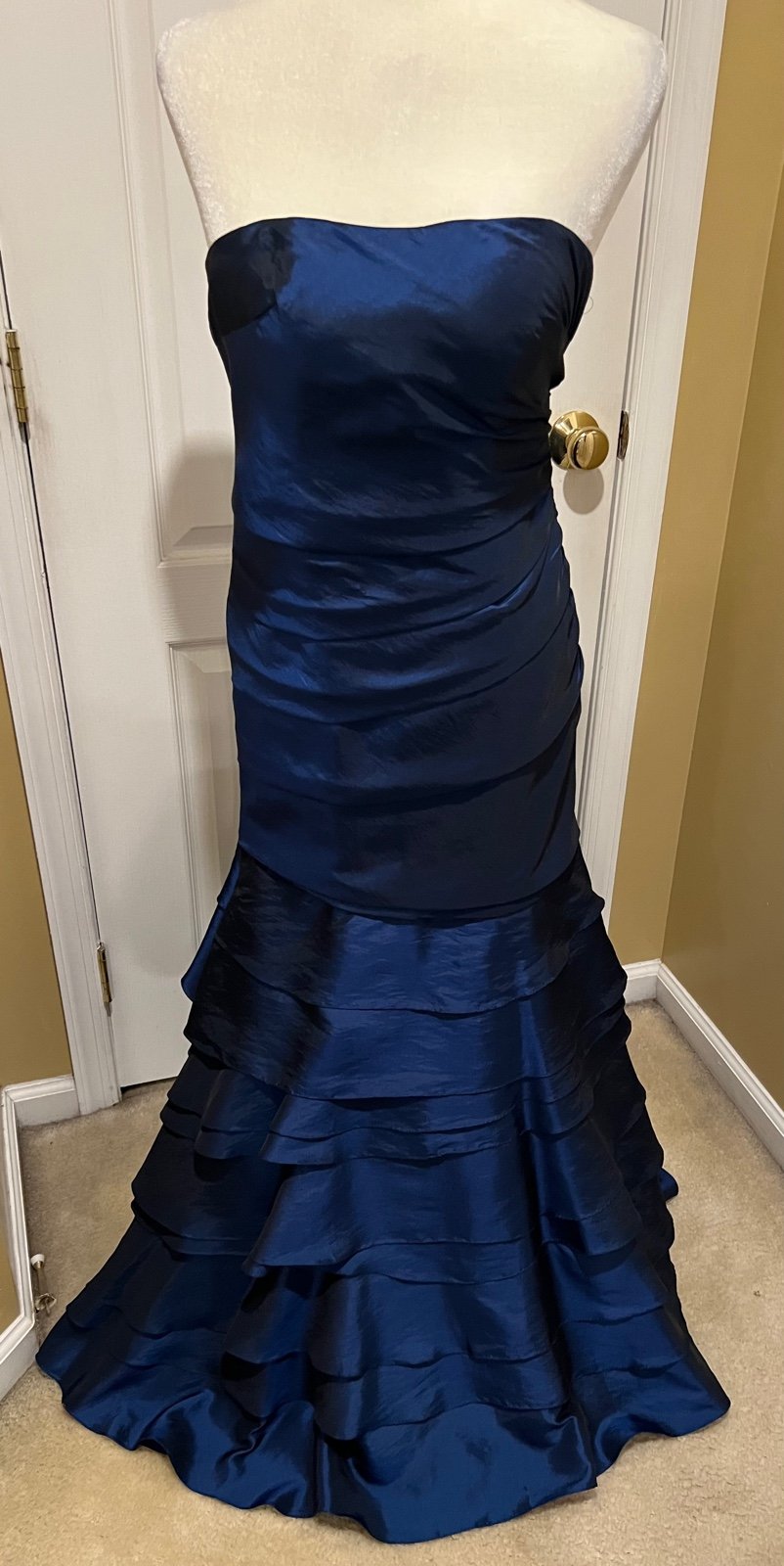 Gorgeous Rina Di Montella Sapphire blue Strapless Gown size 6. Looks new!!!!
