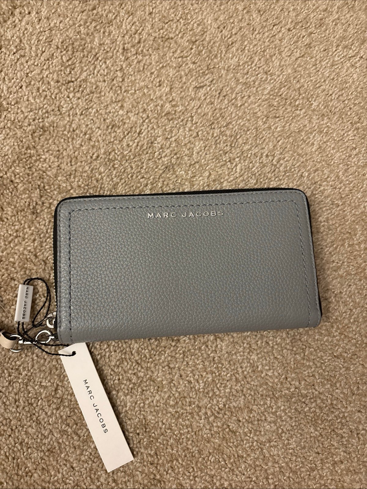 NWT Marc Jacobs Pebbled Leather Wristlet in Gray (Marshmallow/Multicolor)