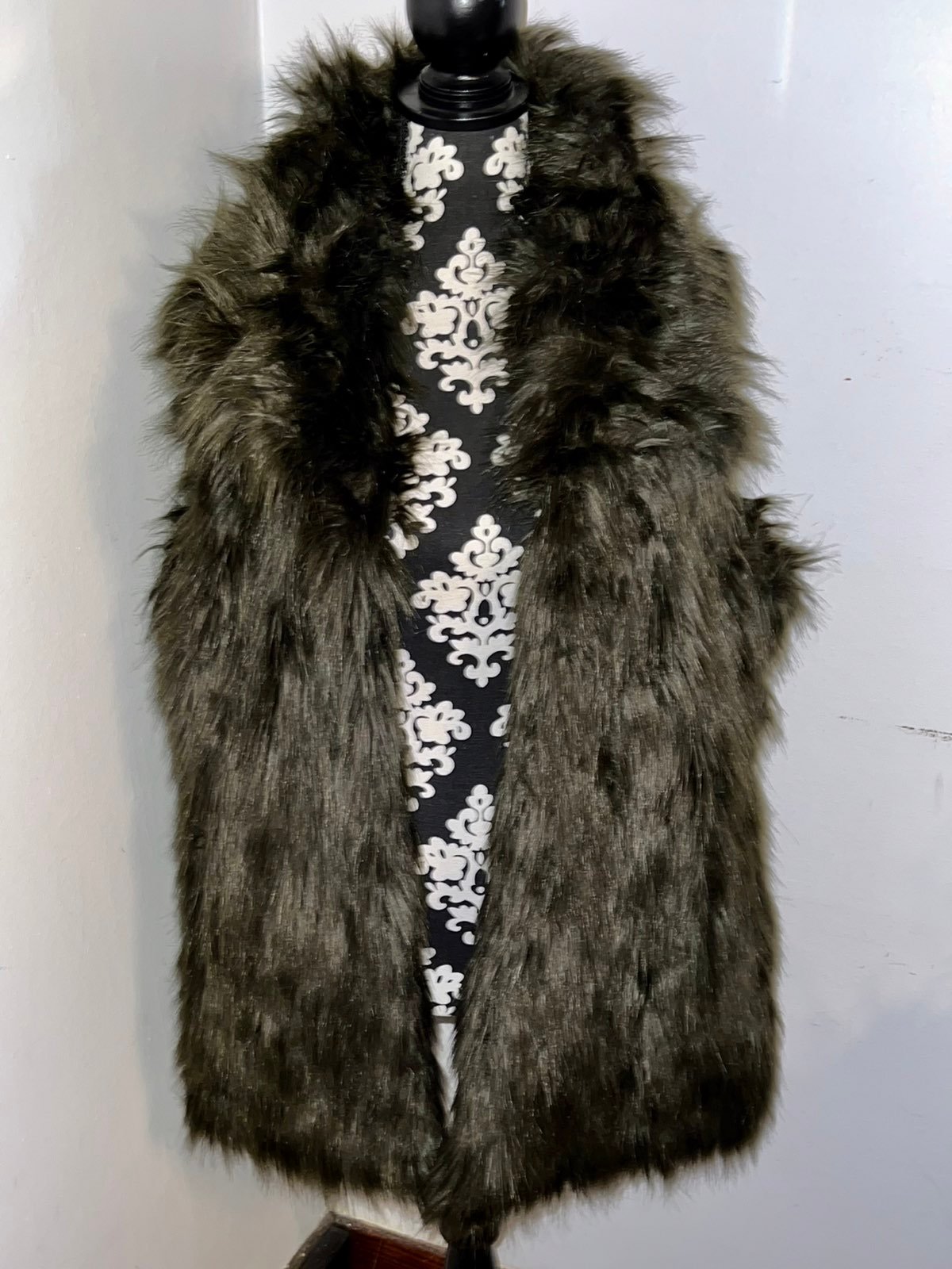 149 ADRIENNE LANDAU OLIVE GREEN FUZZY FAUX FUR SLEEVELESS VEST SIZE XL - NWT