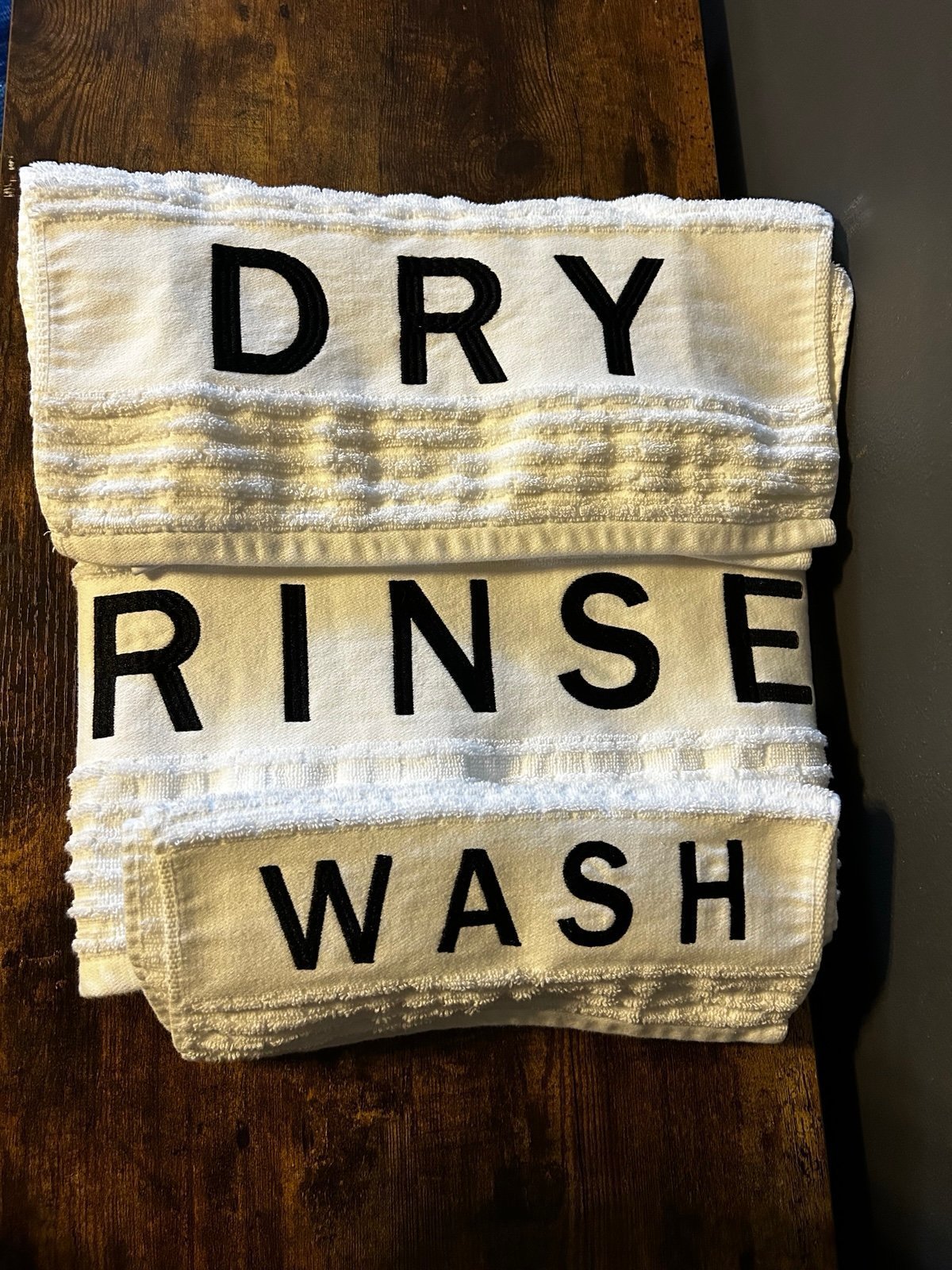 DKNY Crisp Ribbed Wash Rinse Dry Embroidered Black White 3 Towel Bath Set EUC