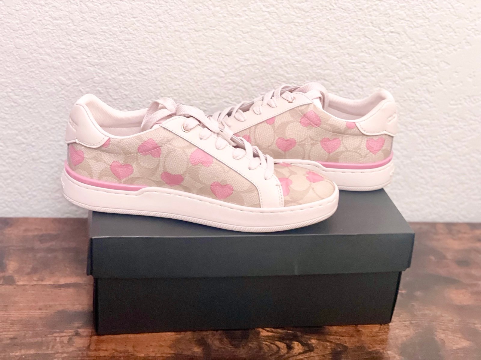 Coach Clip Low Top Sneaker In Signature Canvas With Hearts Size: 8B
