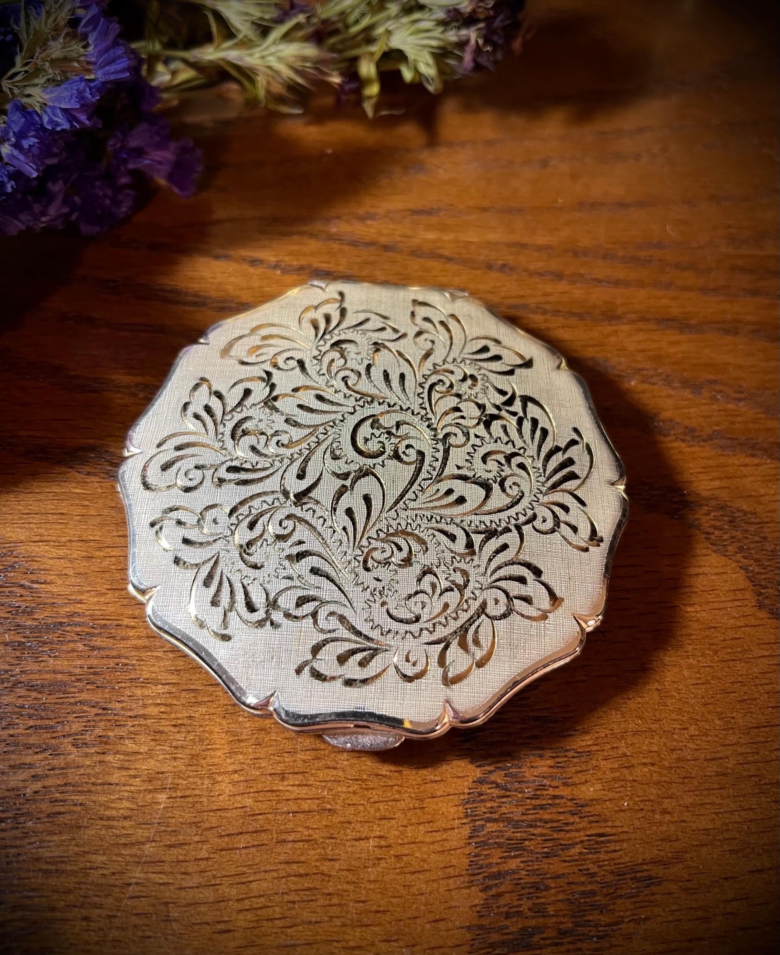 VINTAGE COMPACT STRATTON ENGLAND SILVER PLATED HAND ENGRAVED FLORAL DESIGN