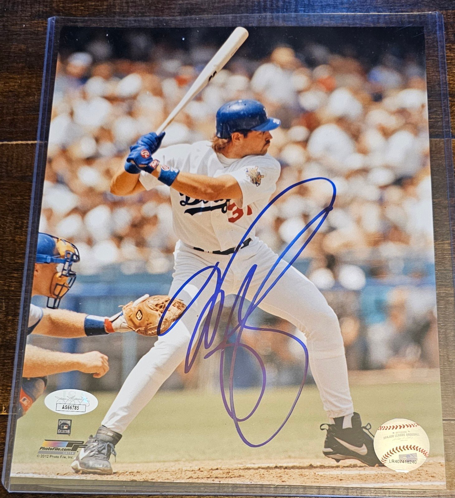 Mike Piazza signed 8x10 picture. Comes with JSA Authentication.