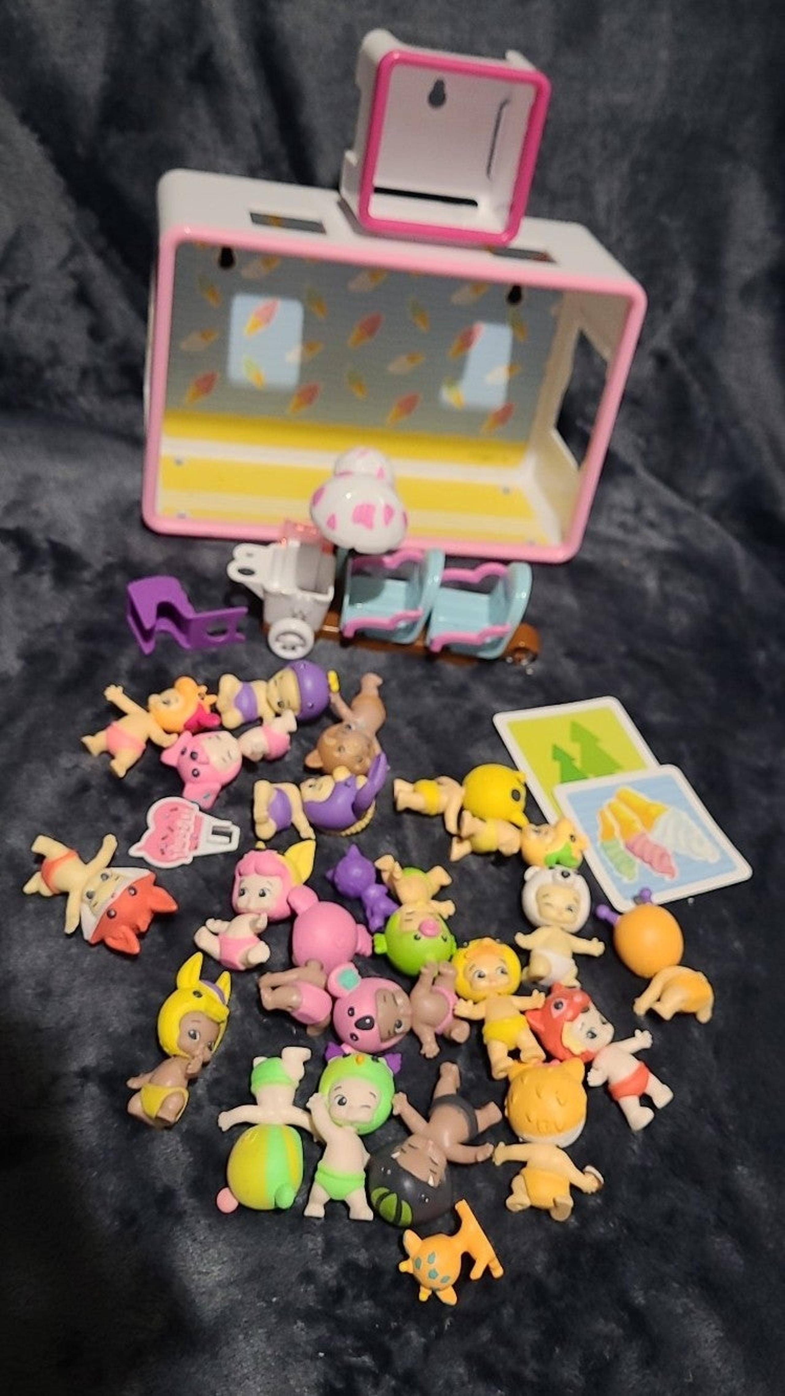 TWOZIES Baby Lot of Babies Figures Pre-owned