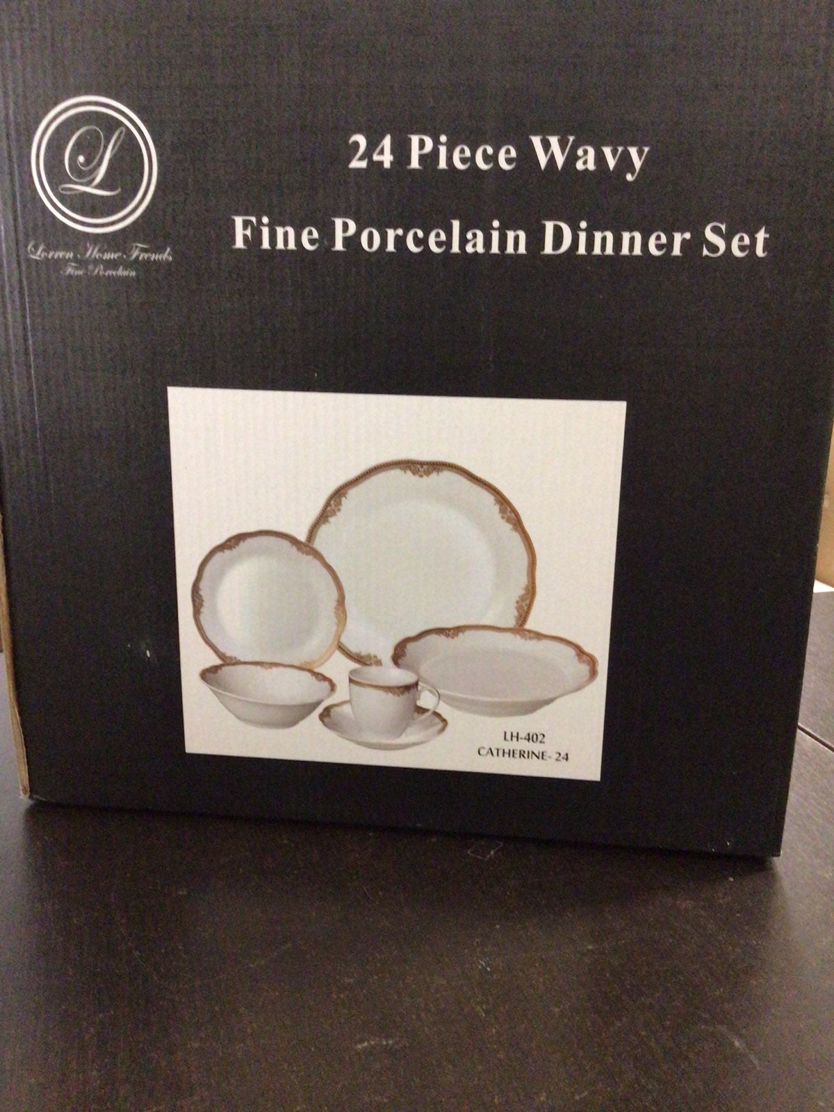 LORREN HOME FINE PORCELAIN DINNER 24 PIECE WAVY