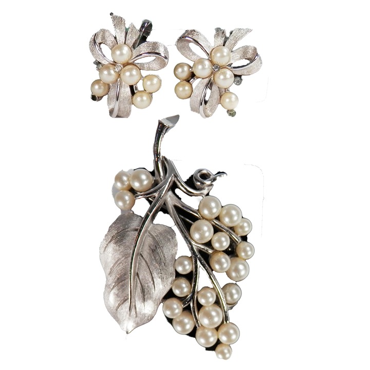 Vtg Crown Trifari Silver Tone Faux Pearl Grape Cluster Fruit Brooch Bow Earring