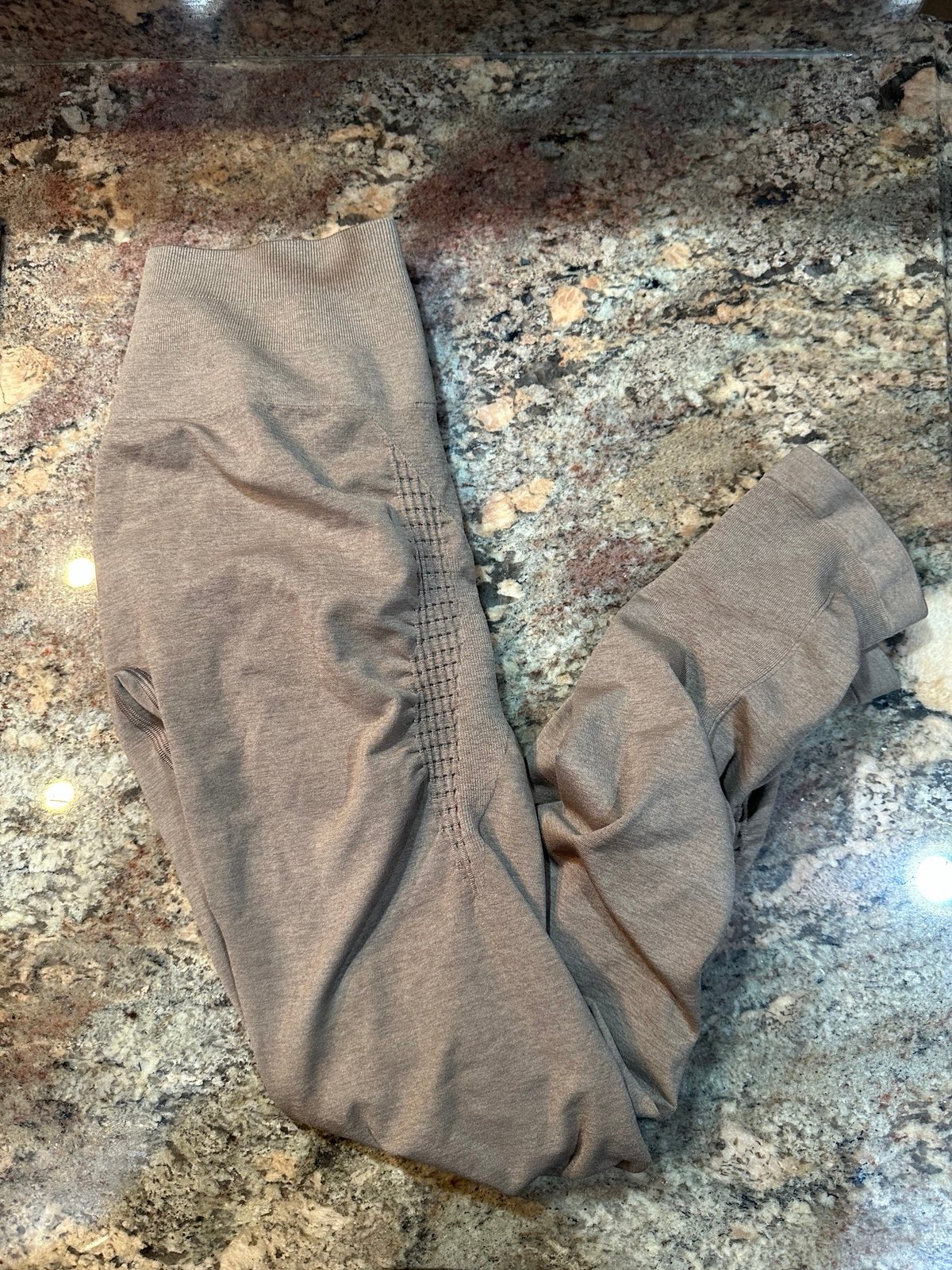 Alphalete contour leggings in sand size medium