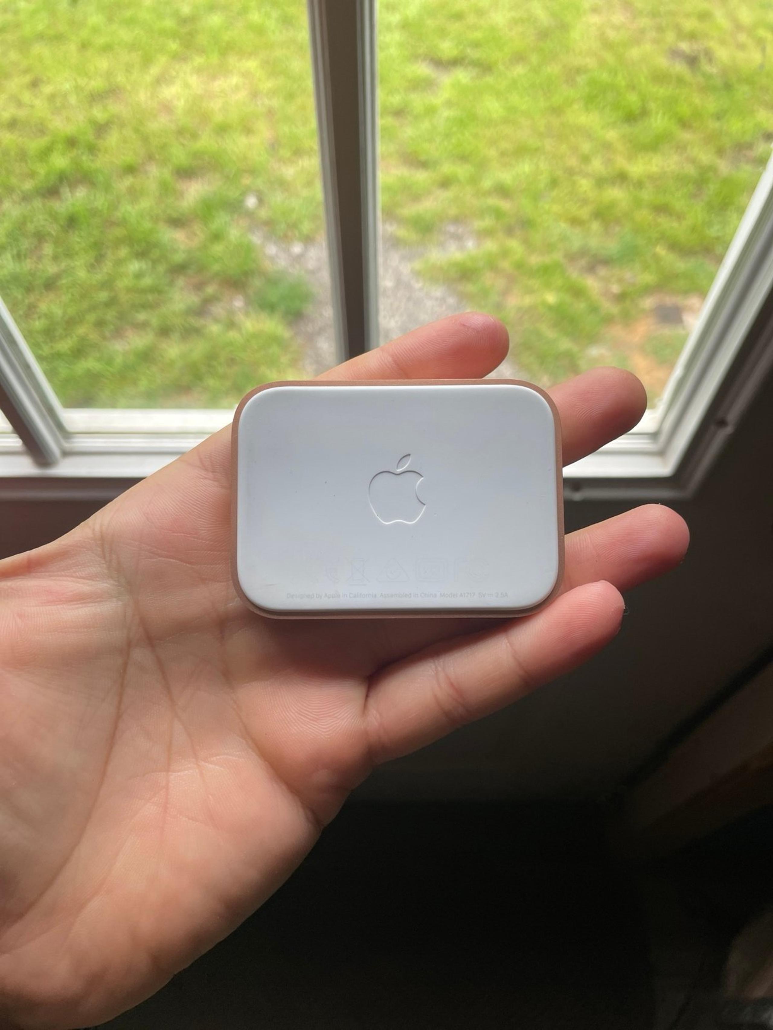 Apple Doc Charge adapter for Apple devices