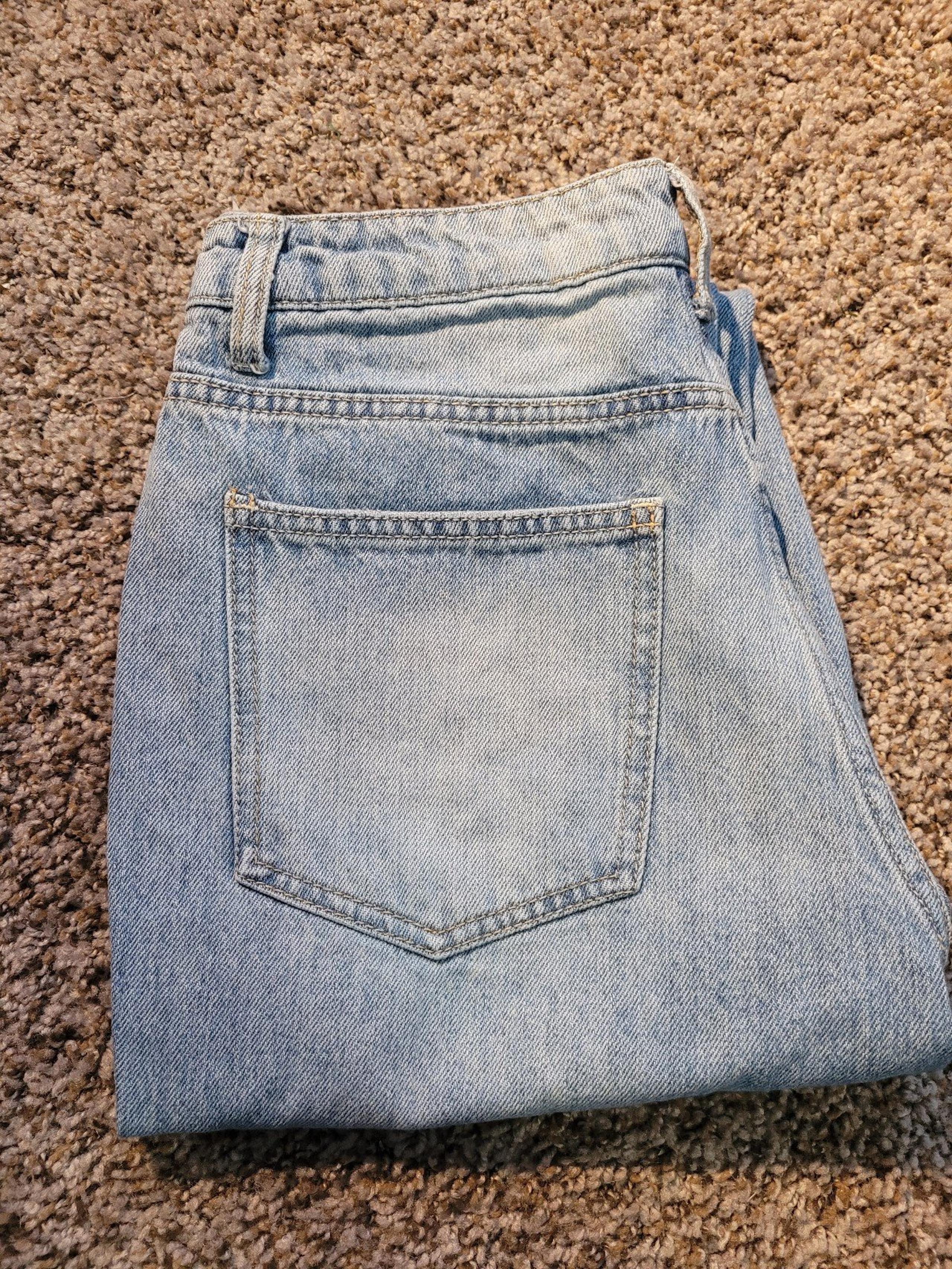 Women's No Boundaries Light Wash Distressed Jeans
