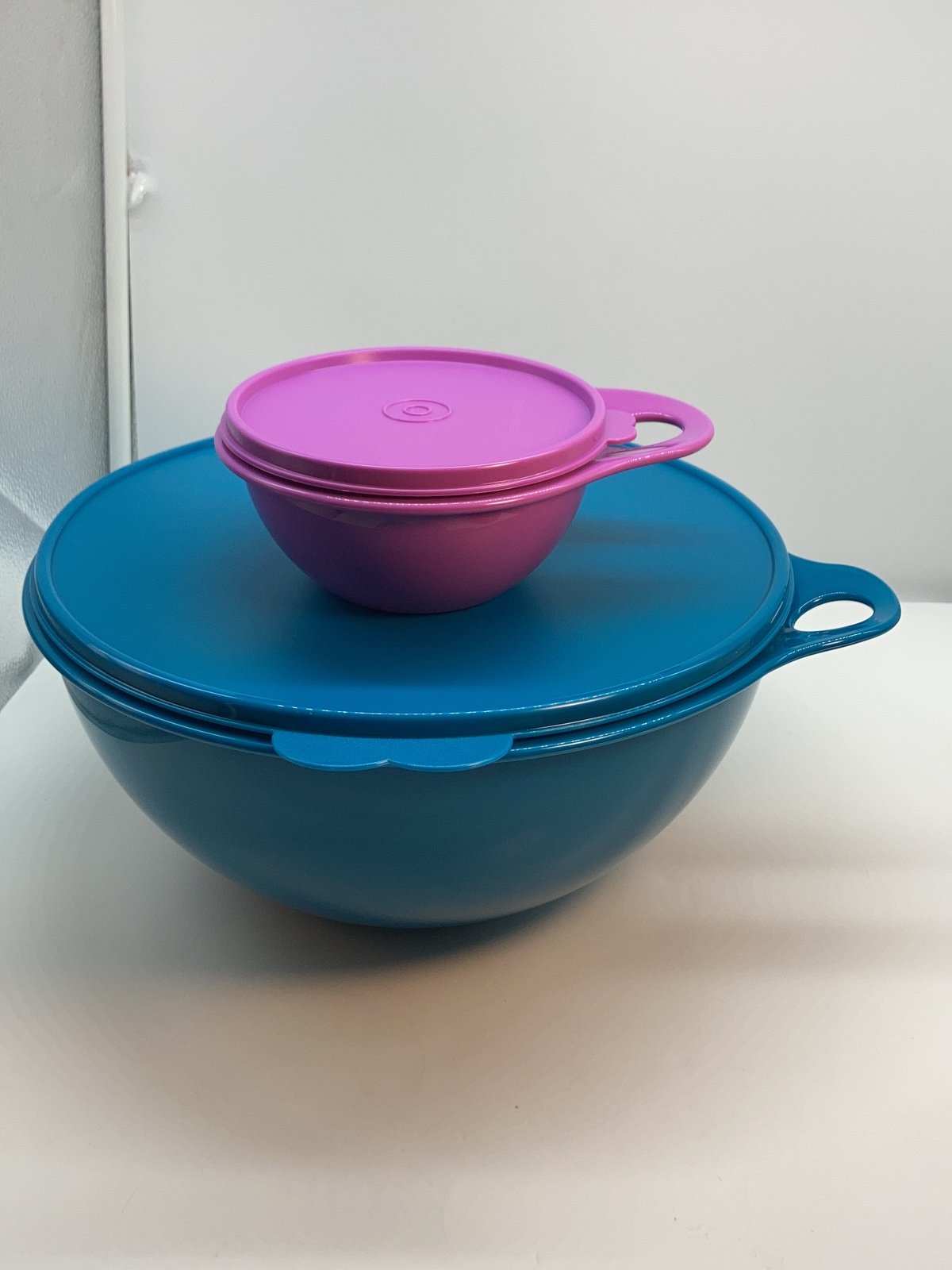 Tupperware MIXING BOWLS SET OF 2