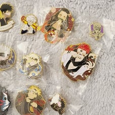 10 assorted anime pins